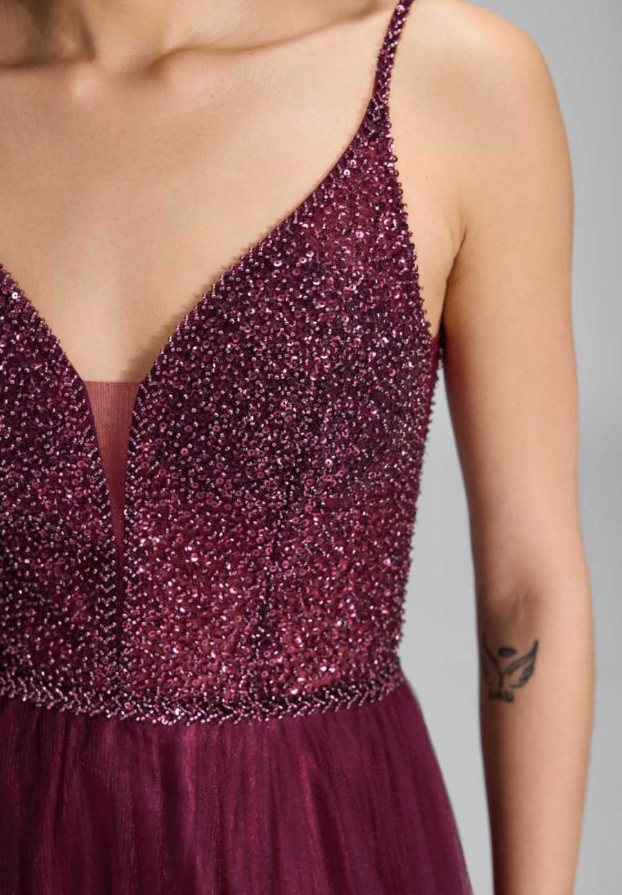 Tüllkleid mit feiner Ziersteinstickerei