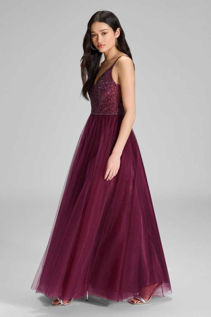 Tüllkleid mit feiner Ziersteinstickerei