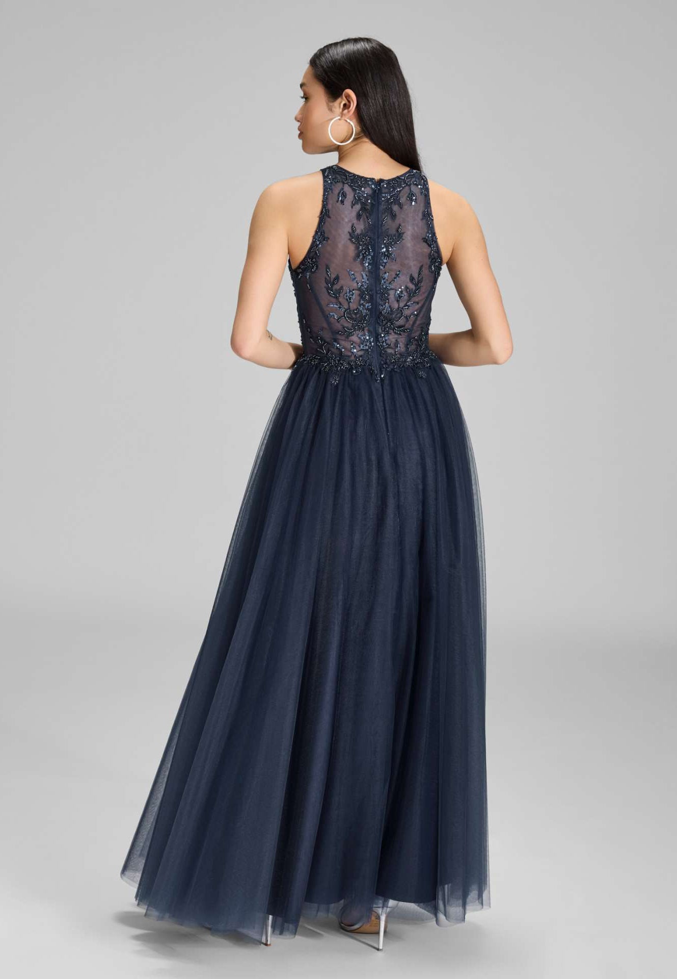 Bodenlanges Tüllkleid mit Stickerei