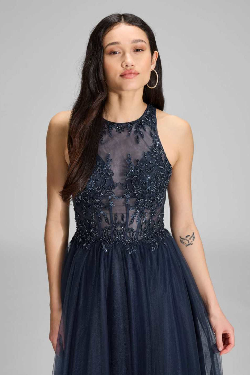 Bodenlanges Tüllkleid mit Stickerei