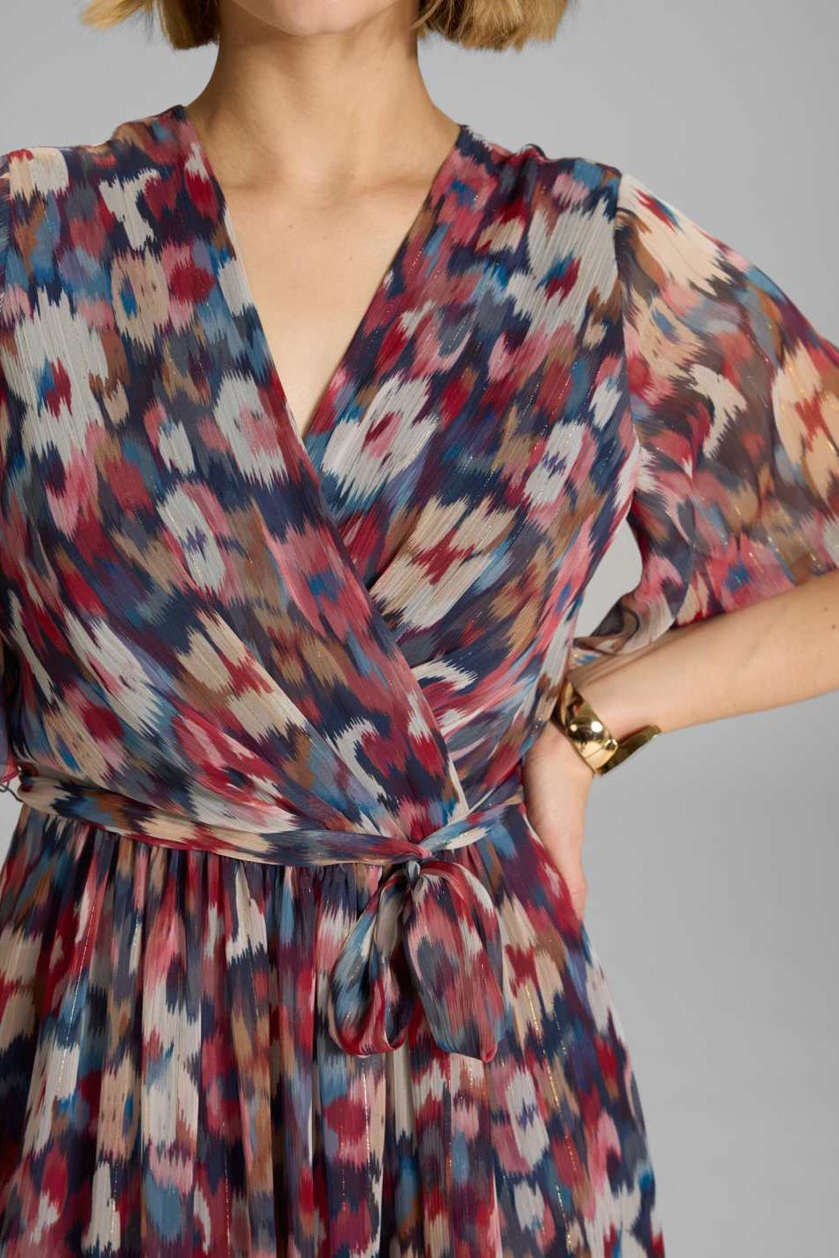 Maxikleid mit Flügelärmeln aus Chiffon mit Ikat Print