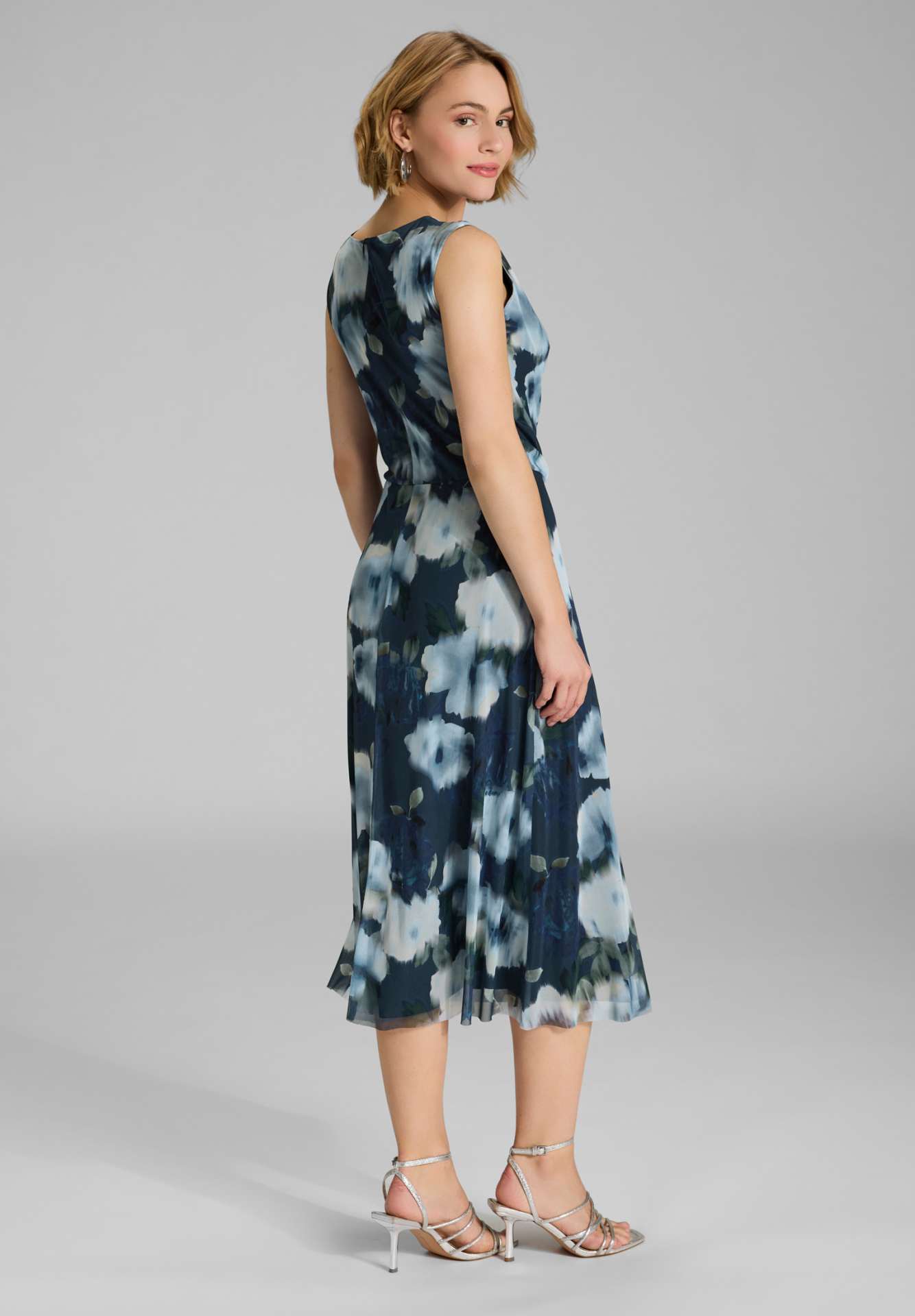 Midi Kleid aus weichem Mesh mit Ikat Druck