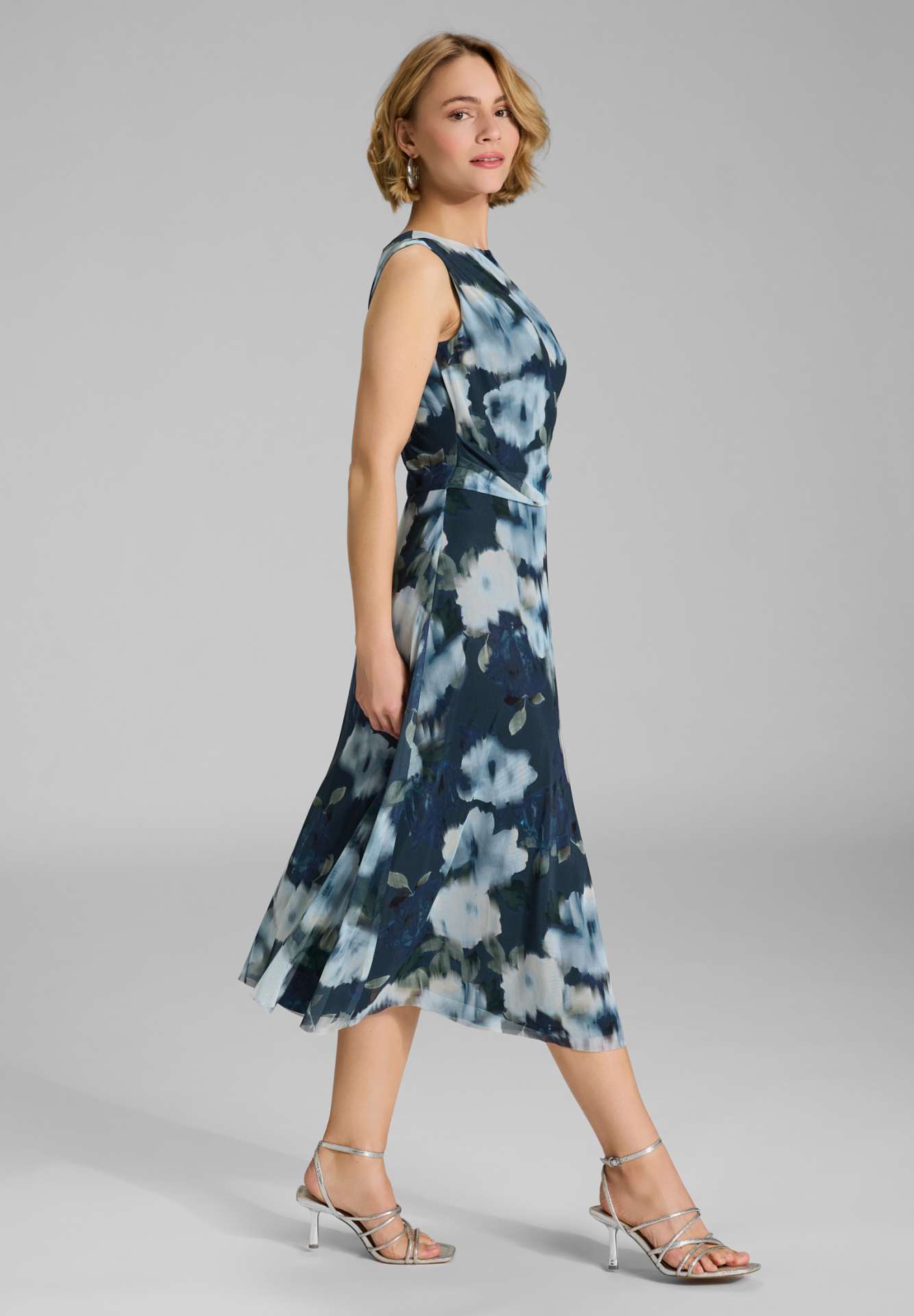 Midi Kleid aus weichem Mesh mit Ikat Druck