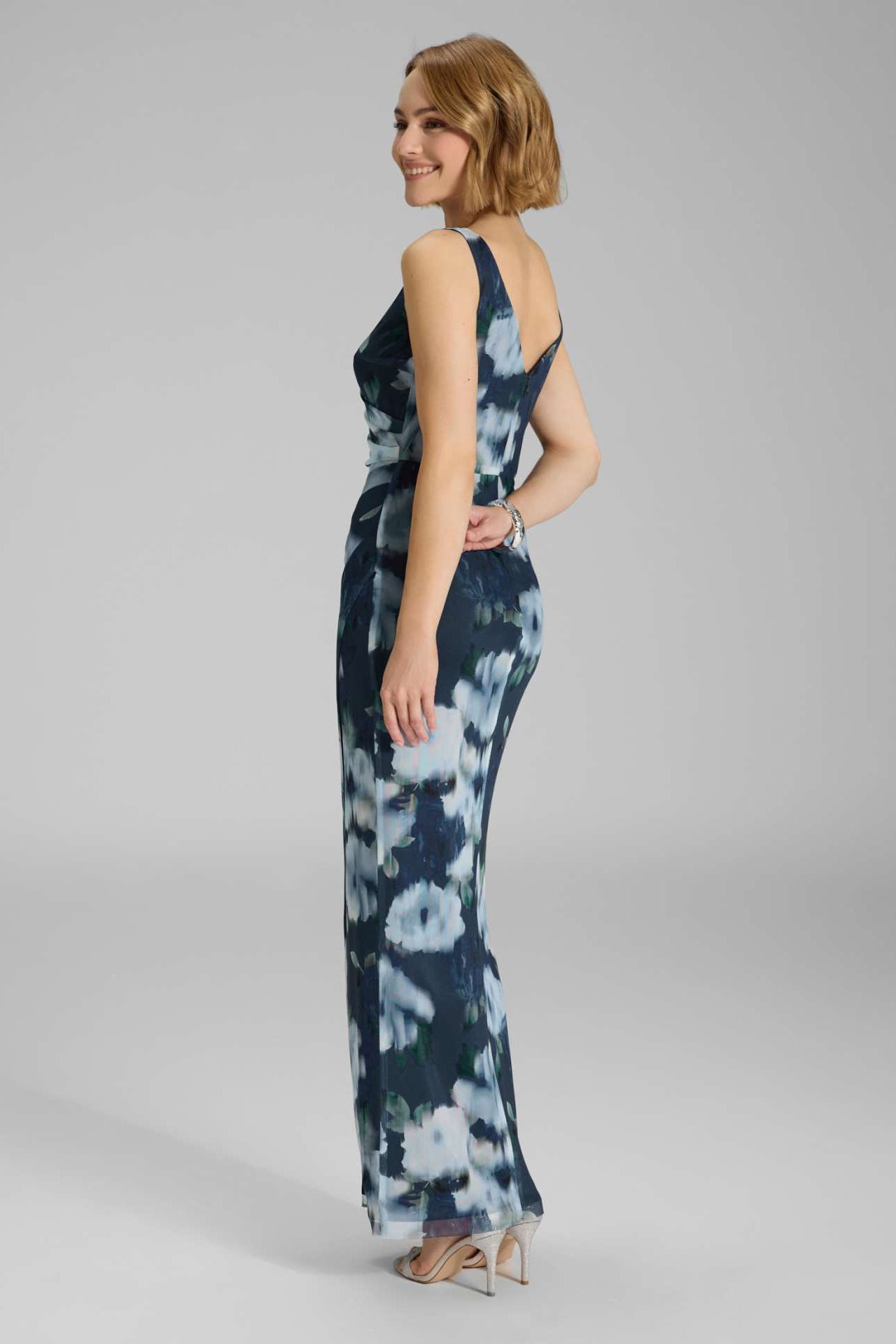 Figurbetontes Abendkleid aus Mesh mit Ikat Druck