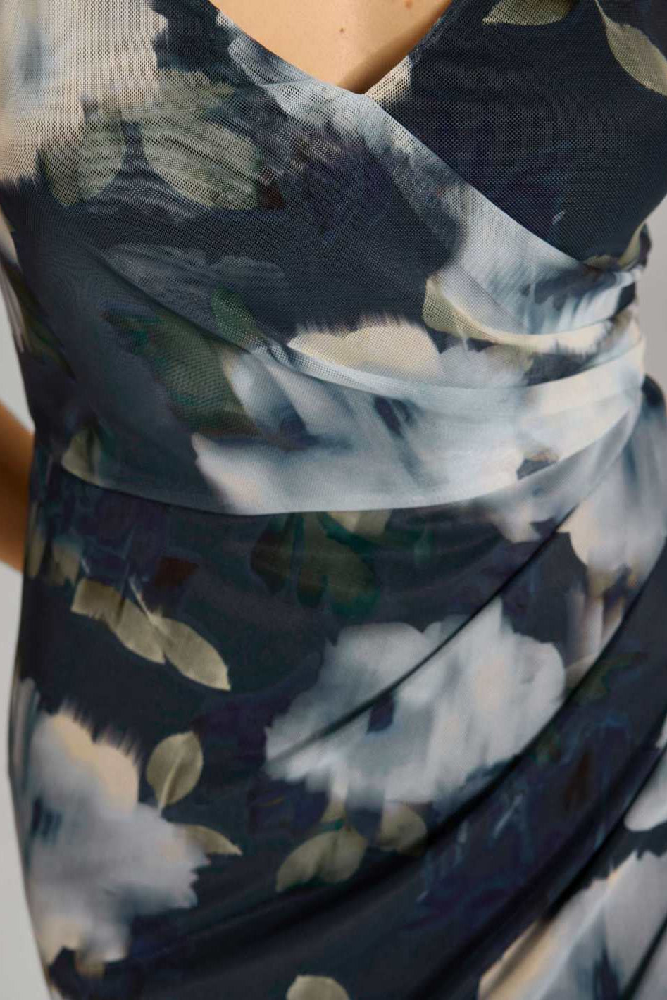 Figurbetontes Abendkleid aus Mesh mit Ikat Druck