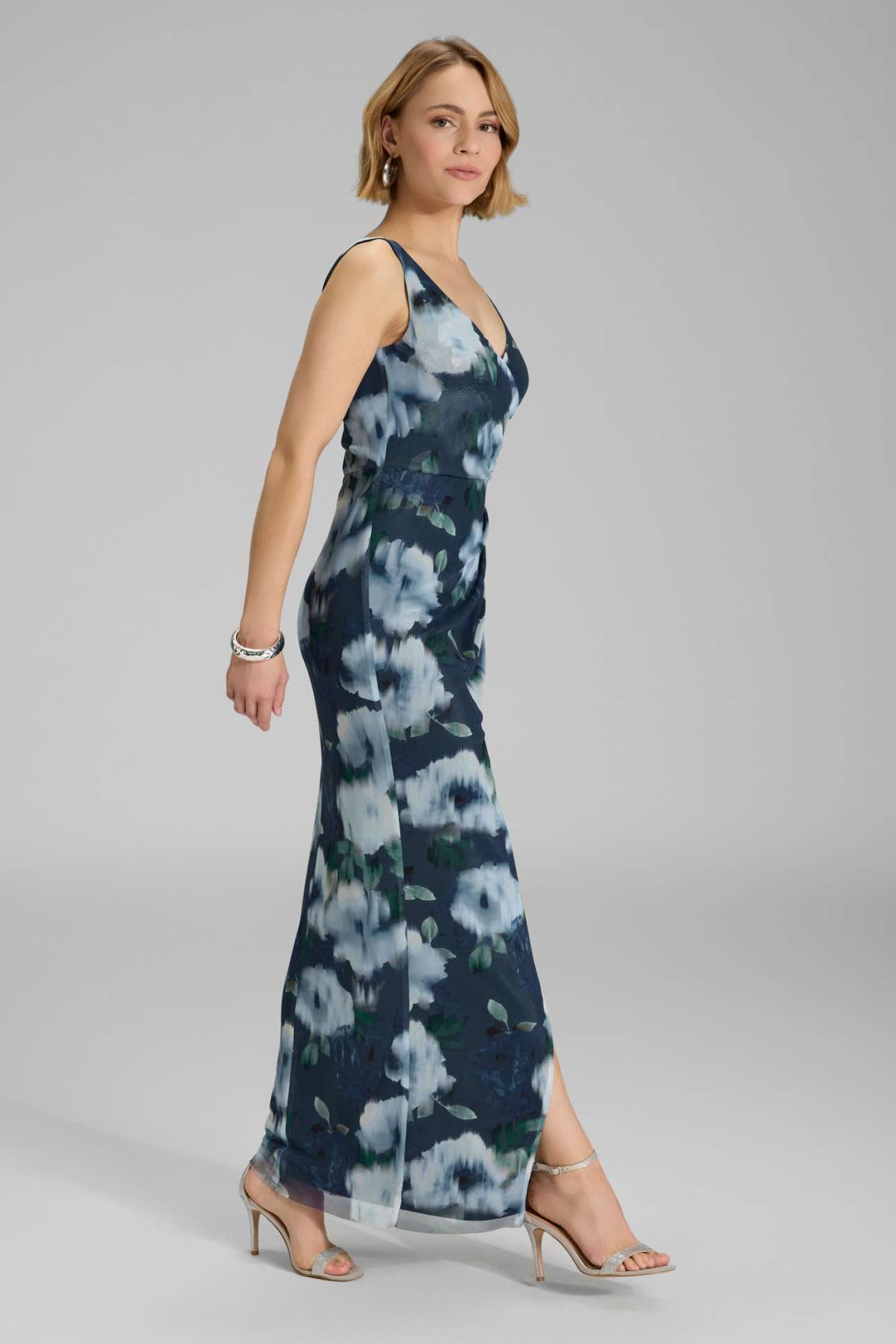 Figurbetontes Abendkleid aus Mesh mit Ikat Druck