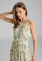 Abendkleid aus bedrucktem Chiffon mit Glitzerstreifen und Zierträgern