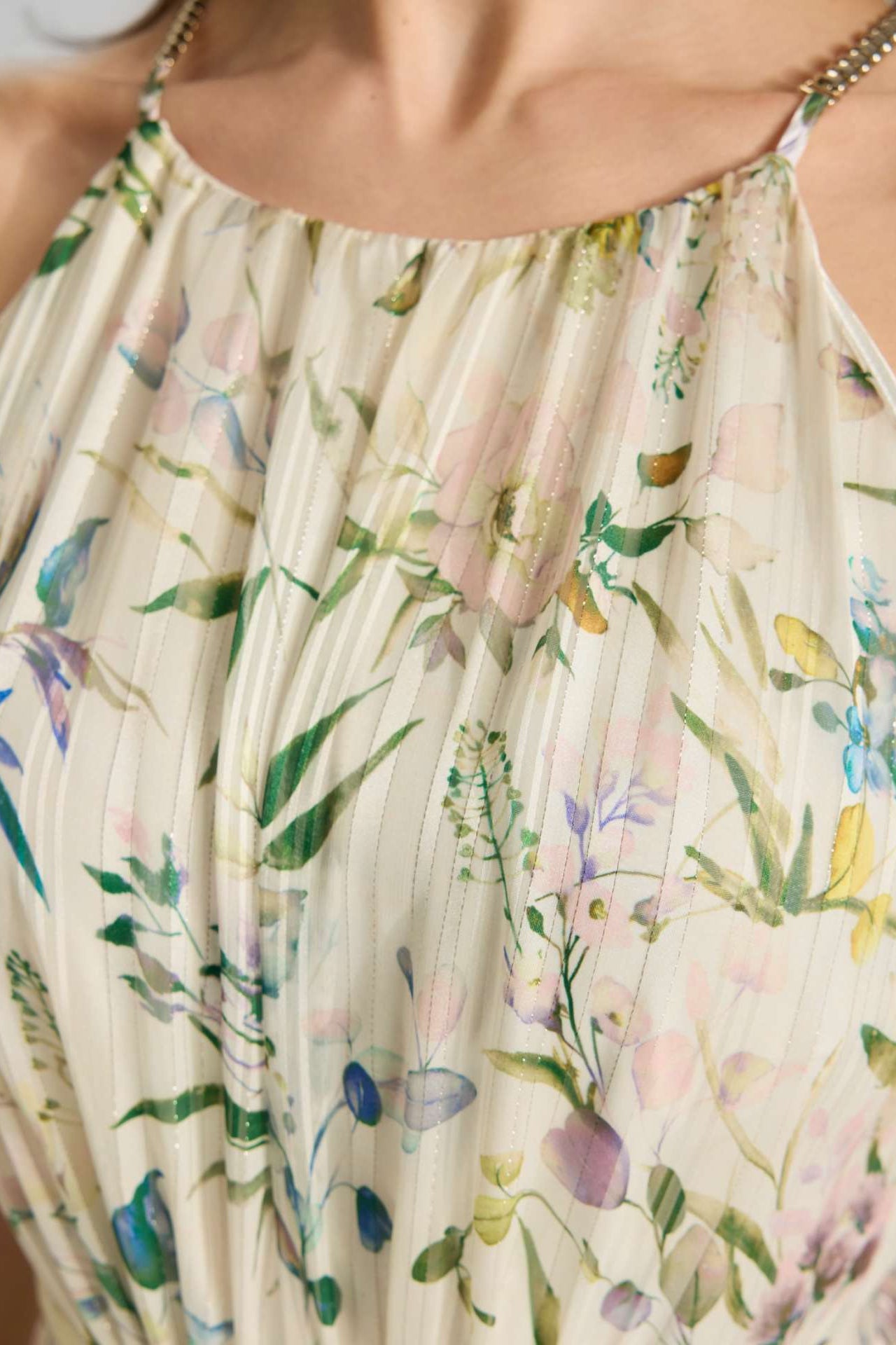 Abendkleid aus bedrucktem Chiffon mit Glitzerstreifen und Zierträgern