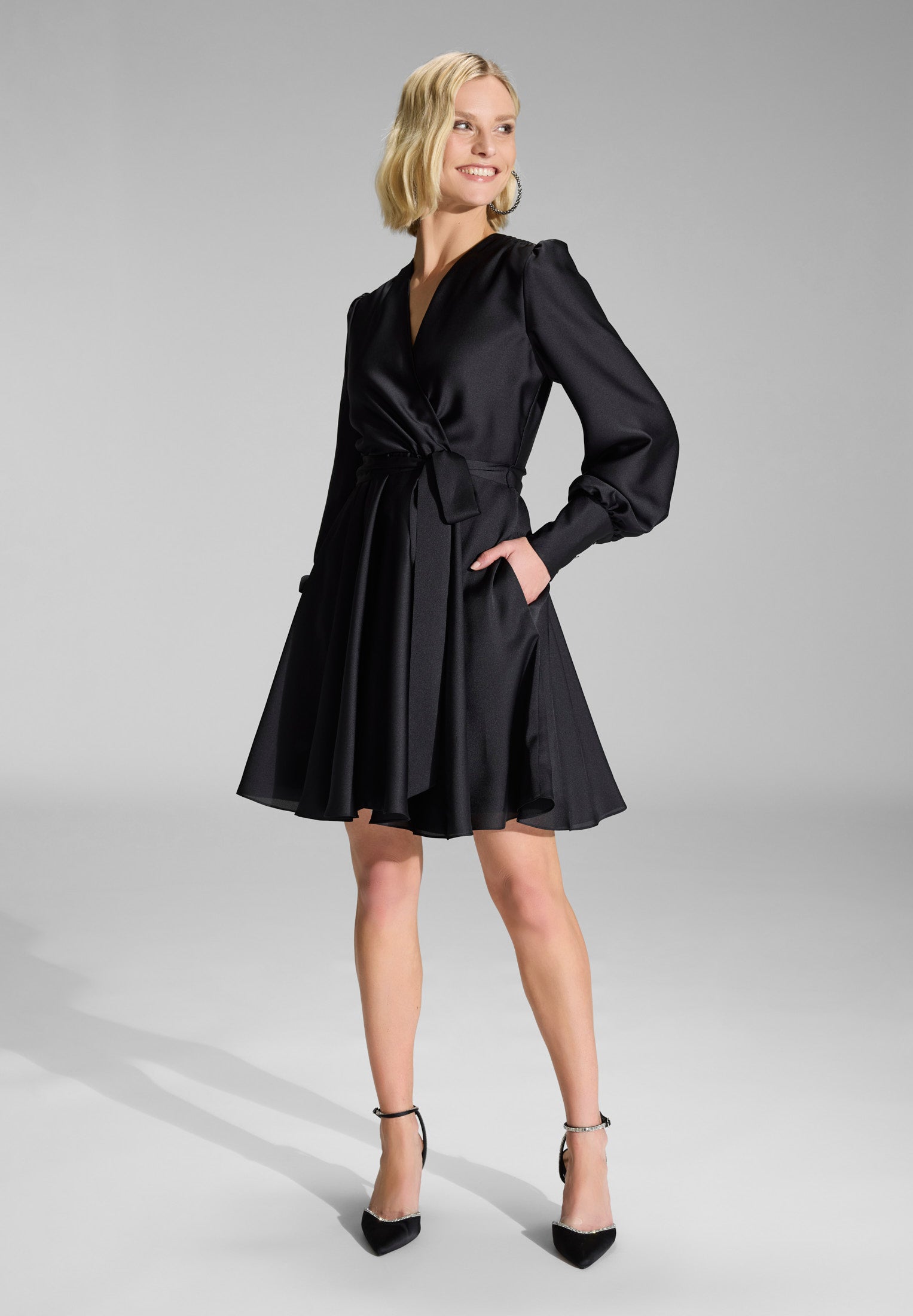 Cocktailkleid aus Satin mit breiten Manschetten, Wickel Oberteil und Tellerrock black