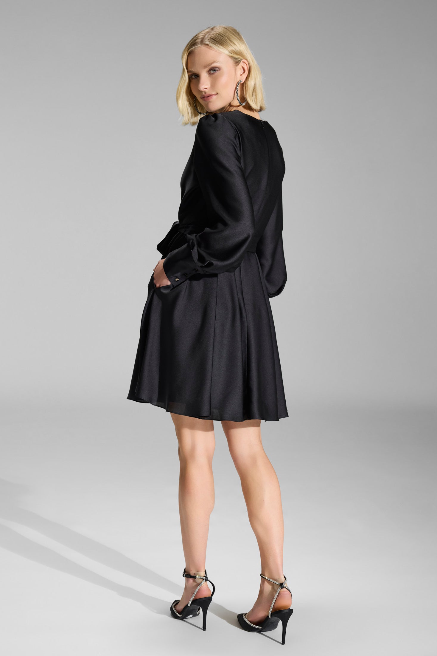 Cocktailkleid aus Satin mit breiten Manschetten, Wickel Oberteil und Tellerrock