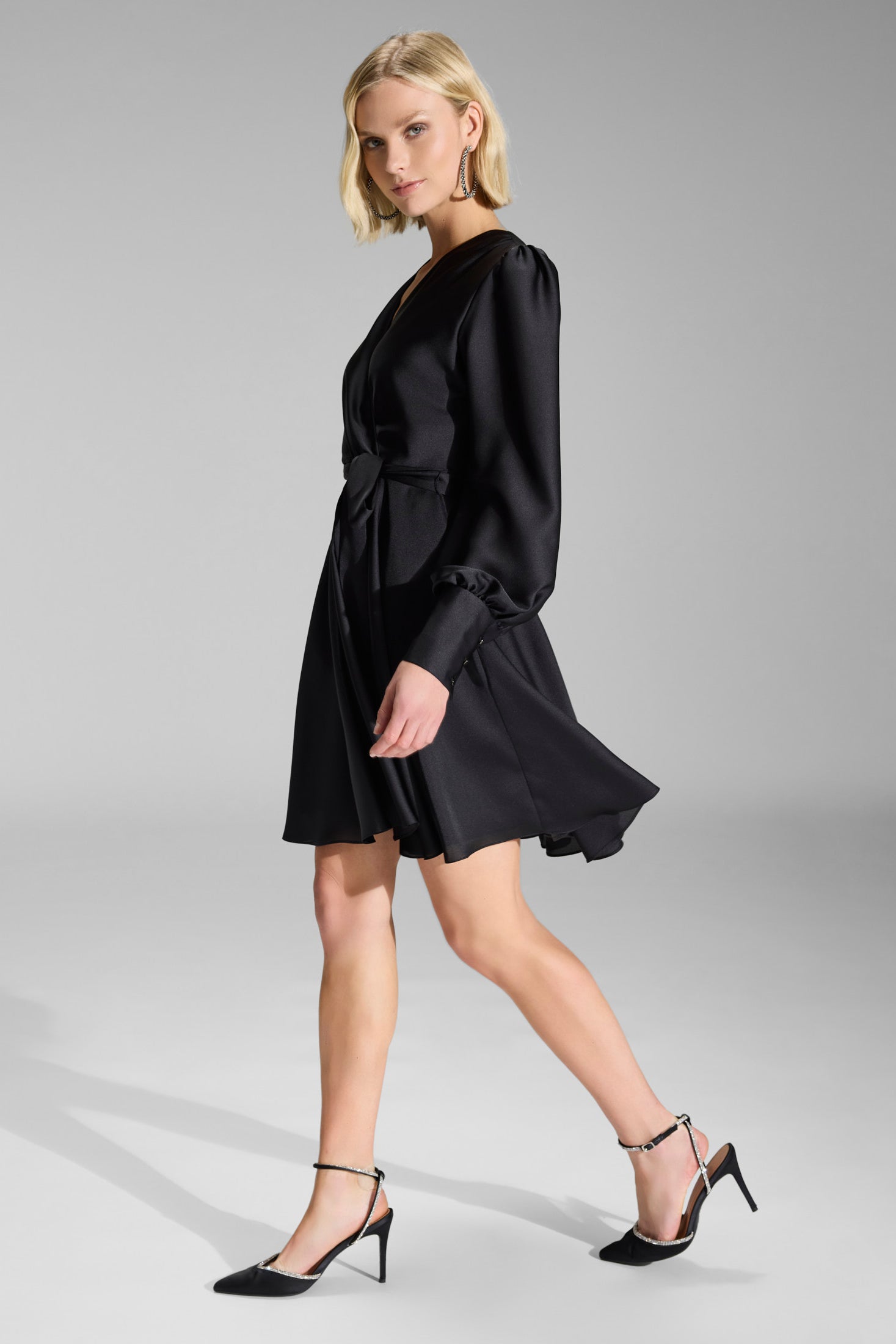 Cocktailkleid aus Satin mit breiten Manschetten, Wickel Oberteil und Tellerrock