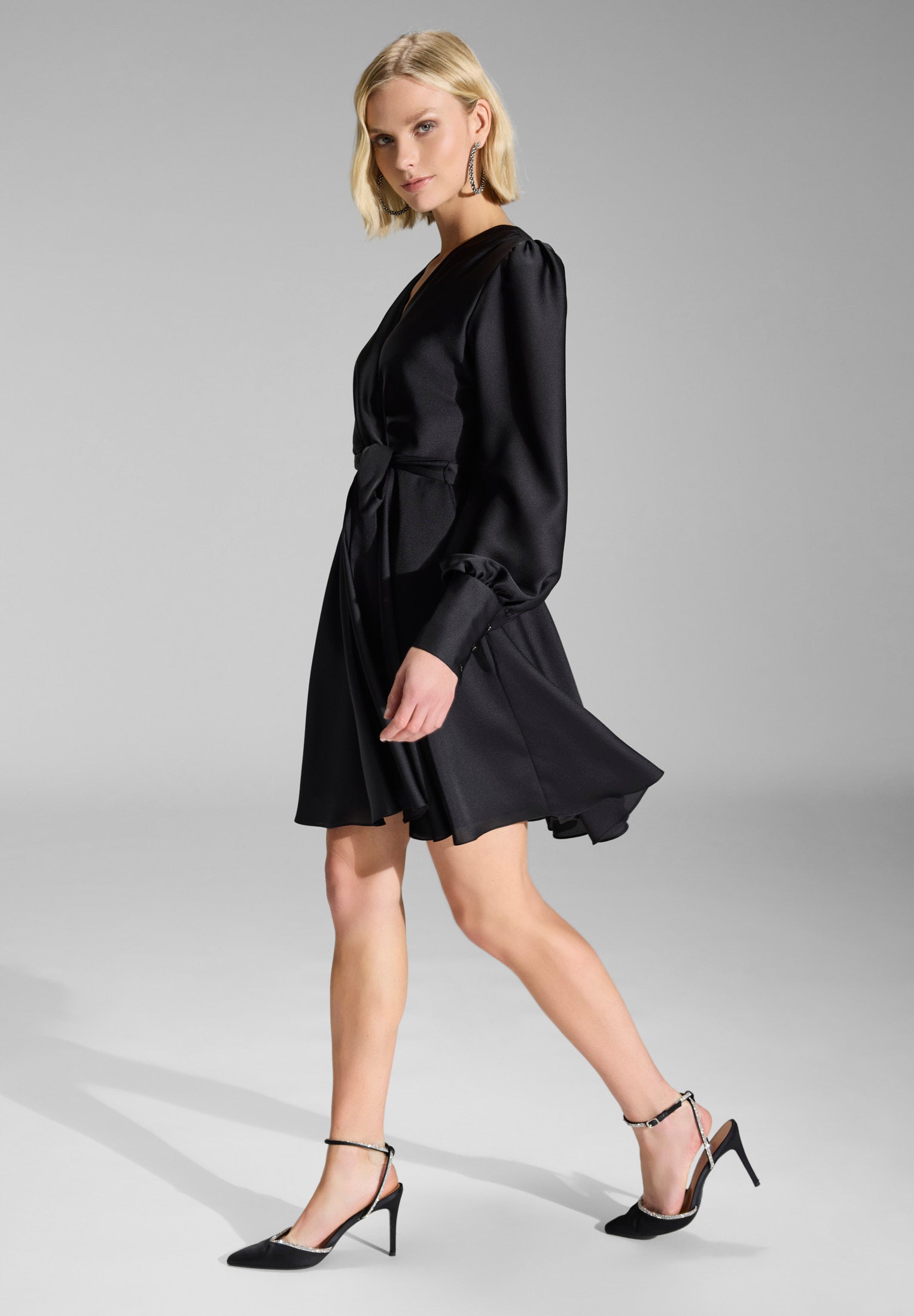 Cocktailkleid aus Satin mit breiten Manschetten, Wickel Oberteil und Tellerrock