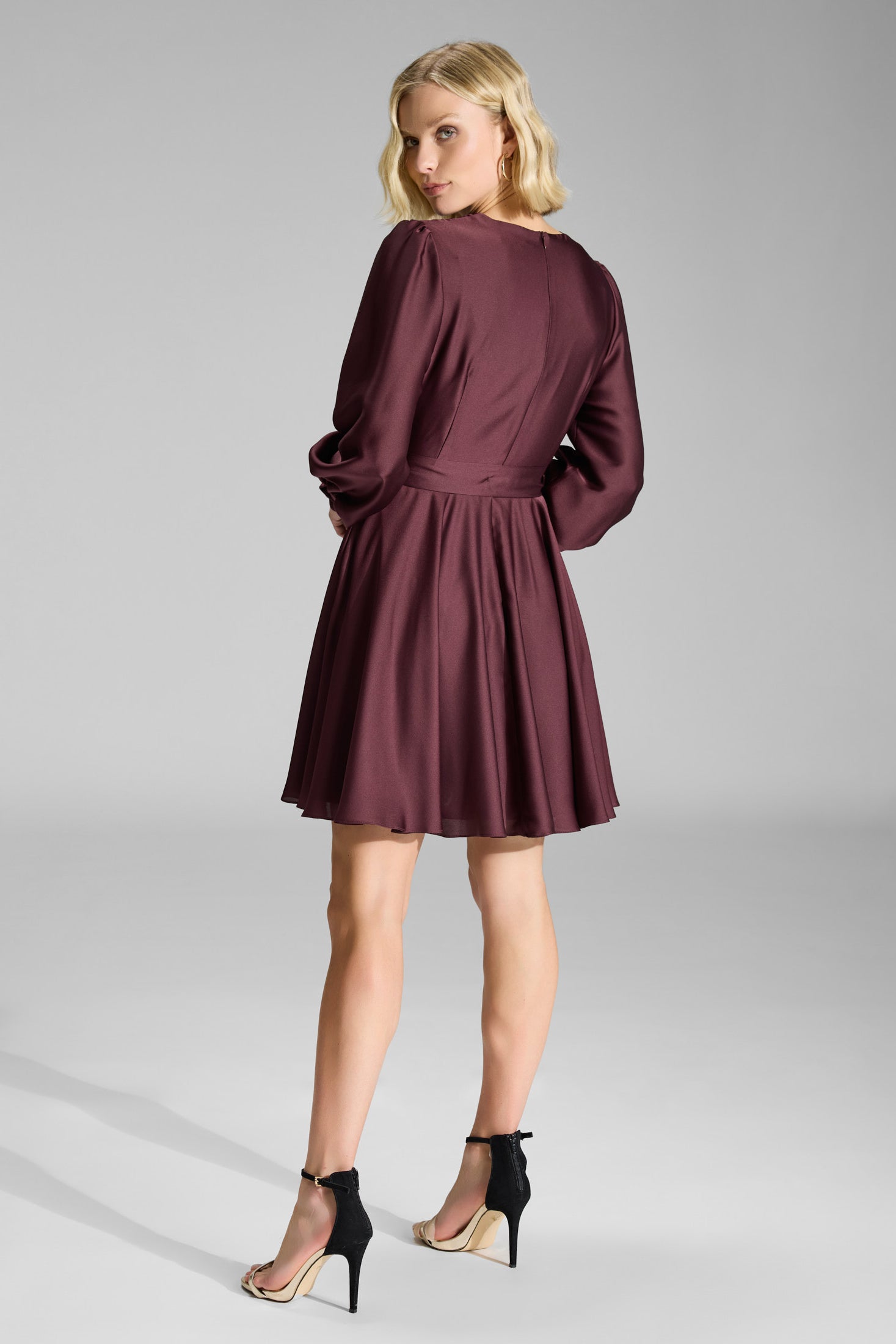 Cocktailkleid aus Satin mit breiten Manschetten, Wickel Oberteil und Tellerrock