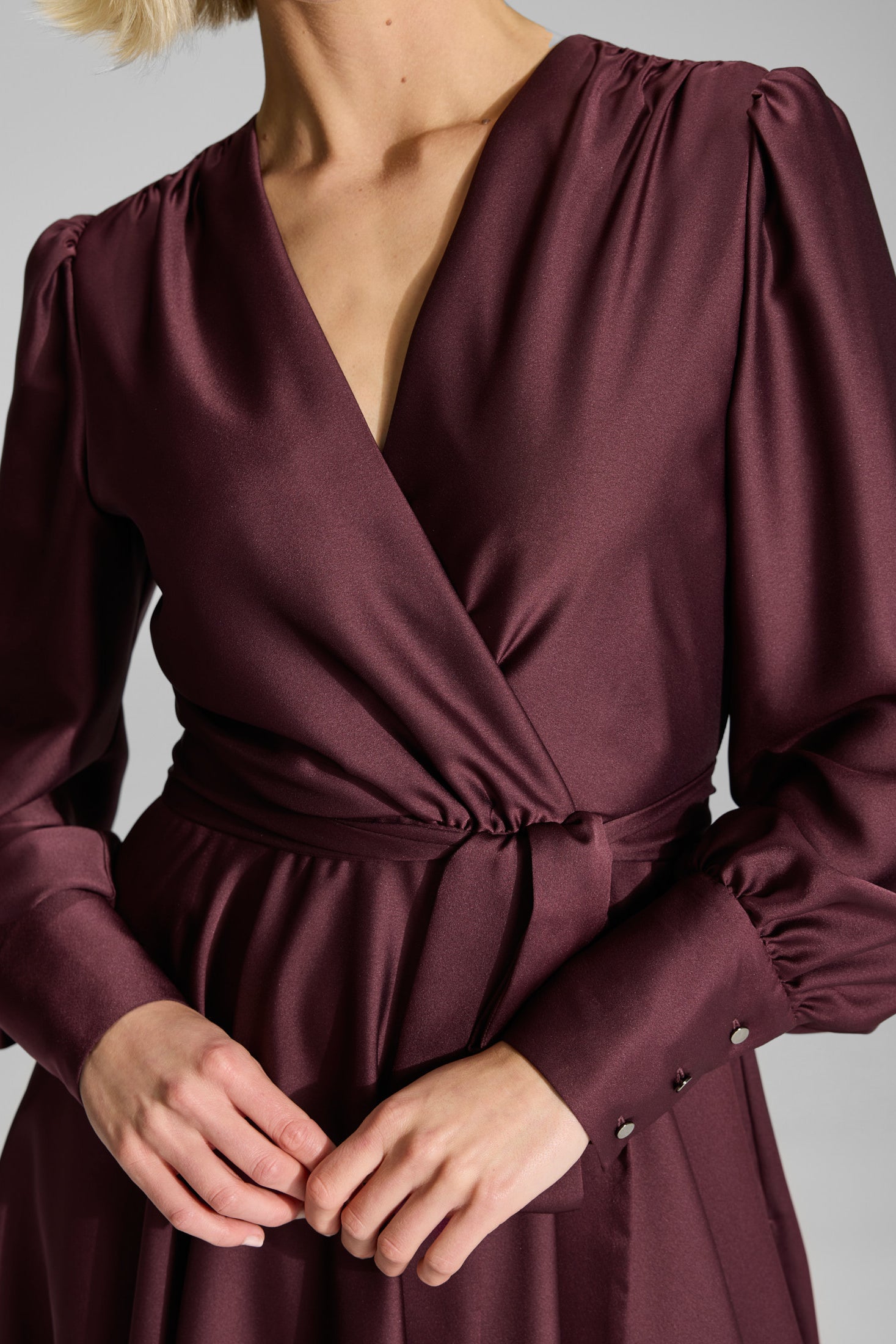 Cocktailkleid aus Satin mit breiten Manschetten, Wickel Oberteil und Tellerrock