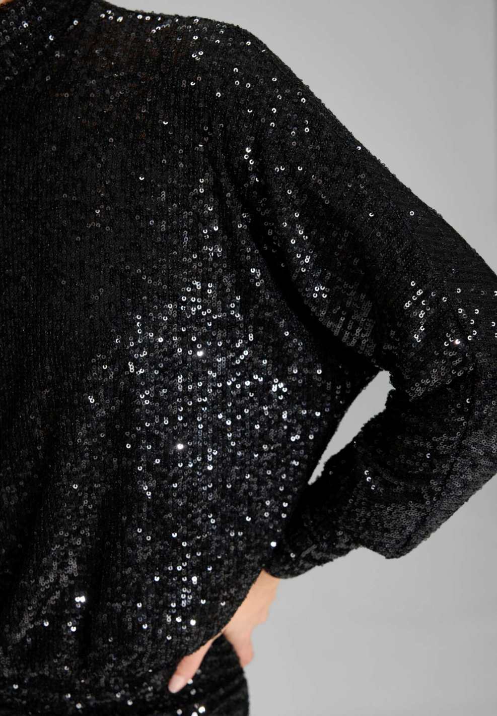 Kurzes Cocktailkleid aus elastischer Paillette mit Fledermausärmel