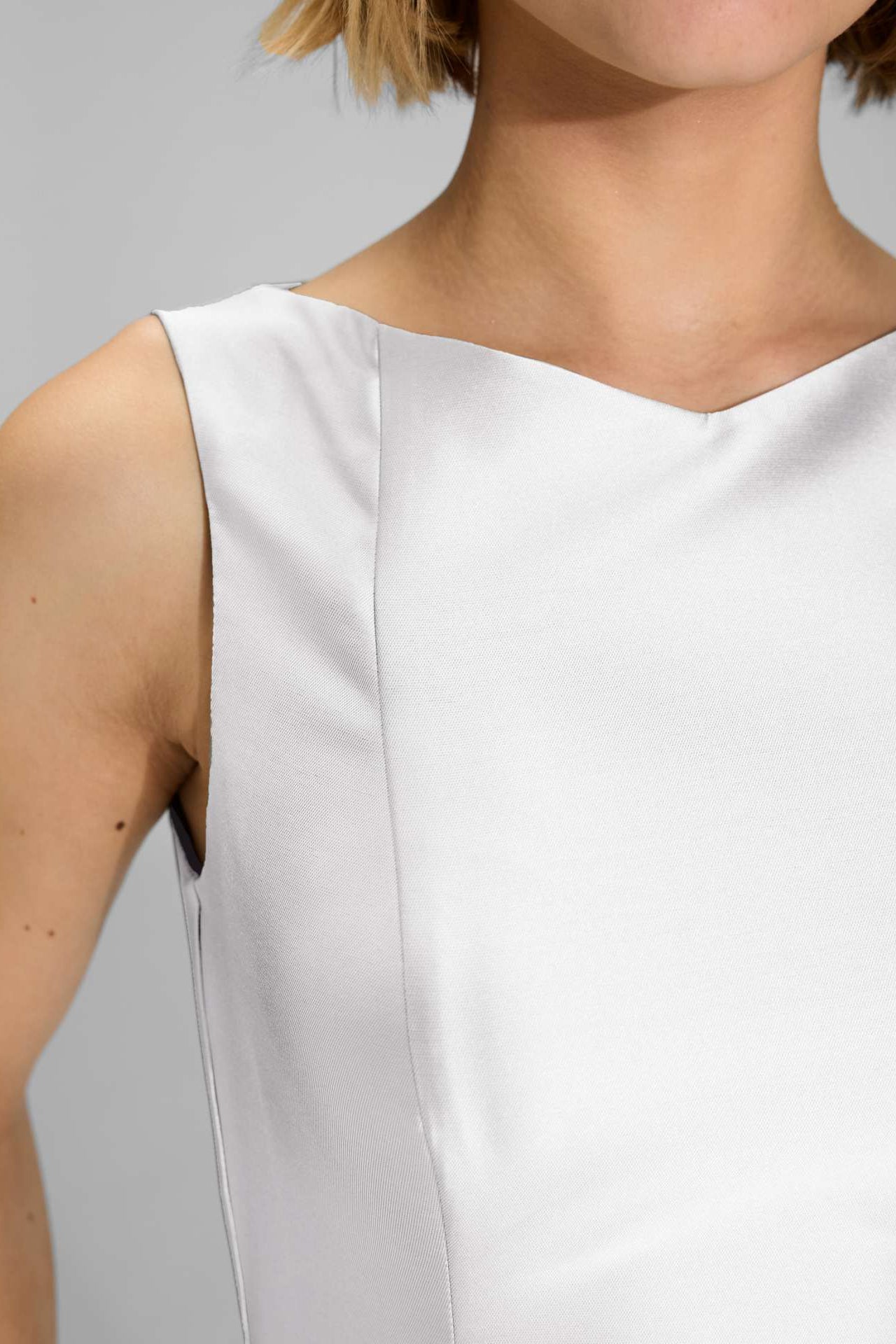 Robenartiges Abendkleid mit Eingrifftaschen