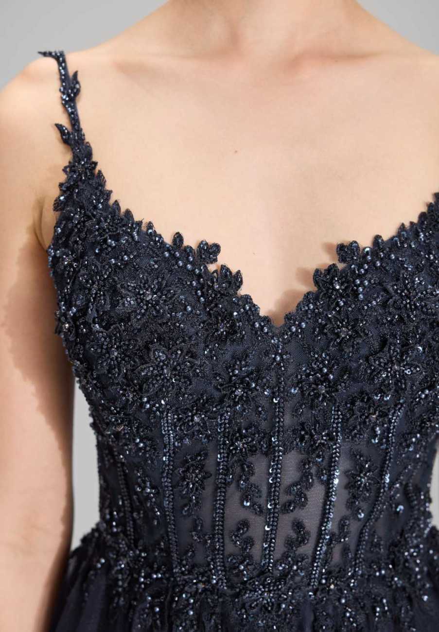 Ausgestelltes Tüllkleid mit Stickerei