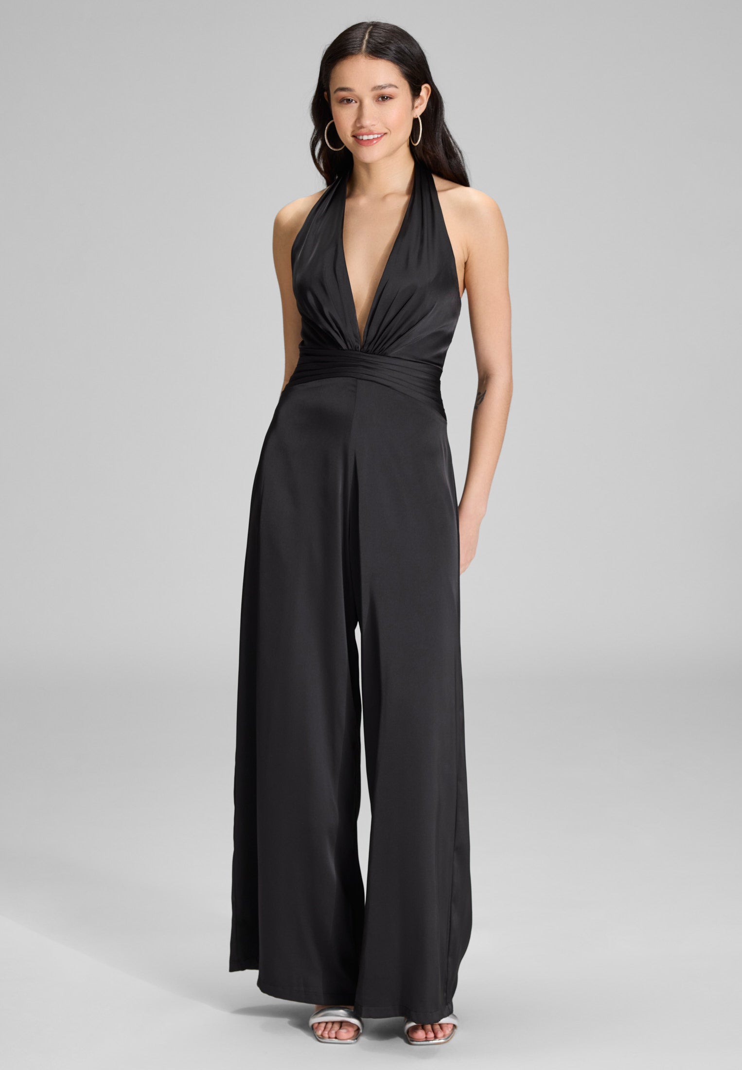 Neckholder Jumpsuit aus Satin black