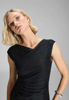 Cocktailkleid aus foliertem Jersey in Bouclé Optik mit Drapierungen
