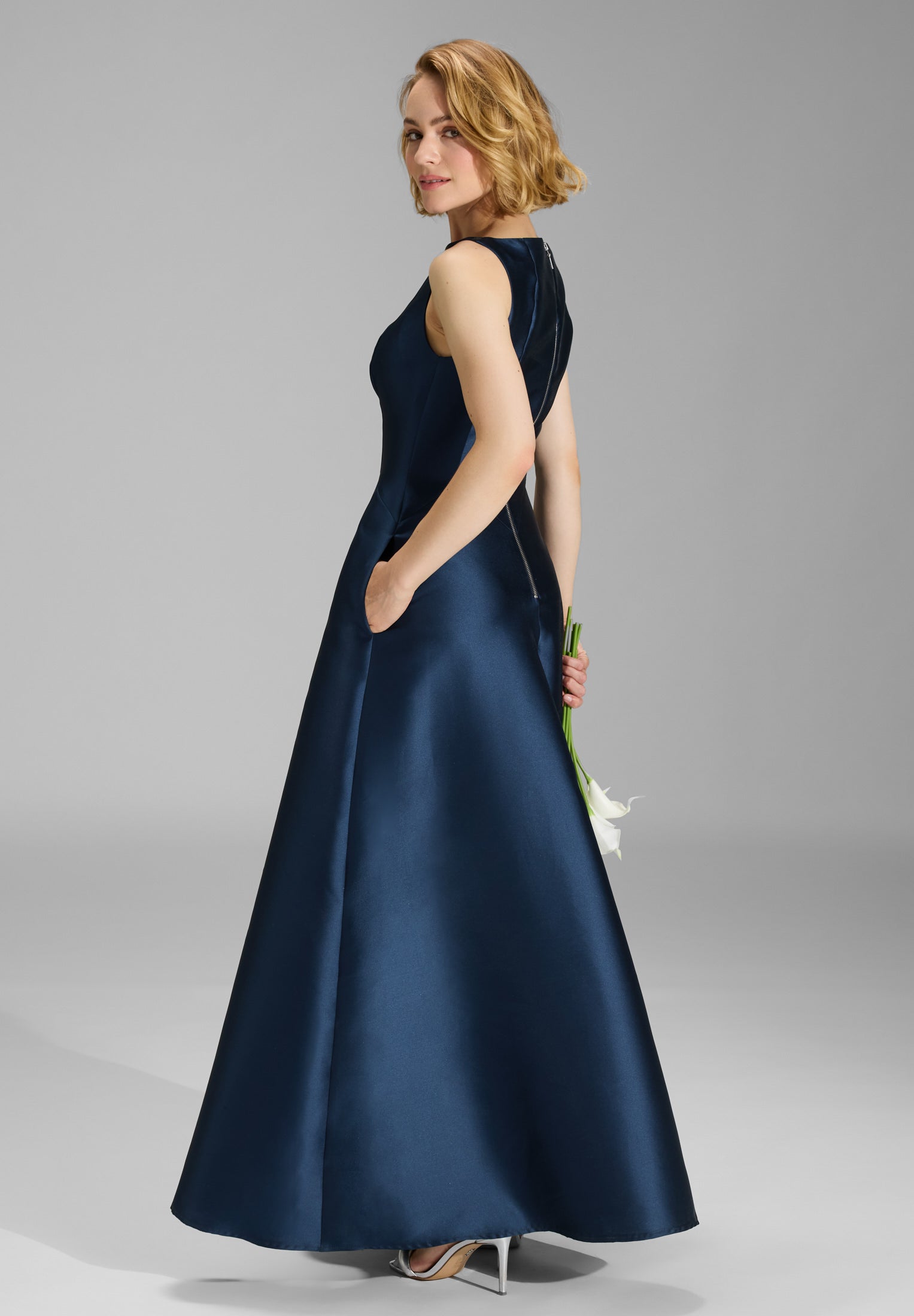 Robenartiges Abendkleid mit Eingrifftaschen