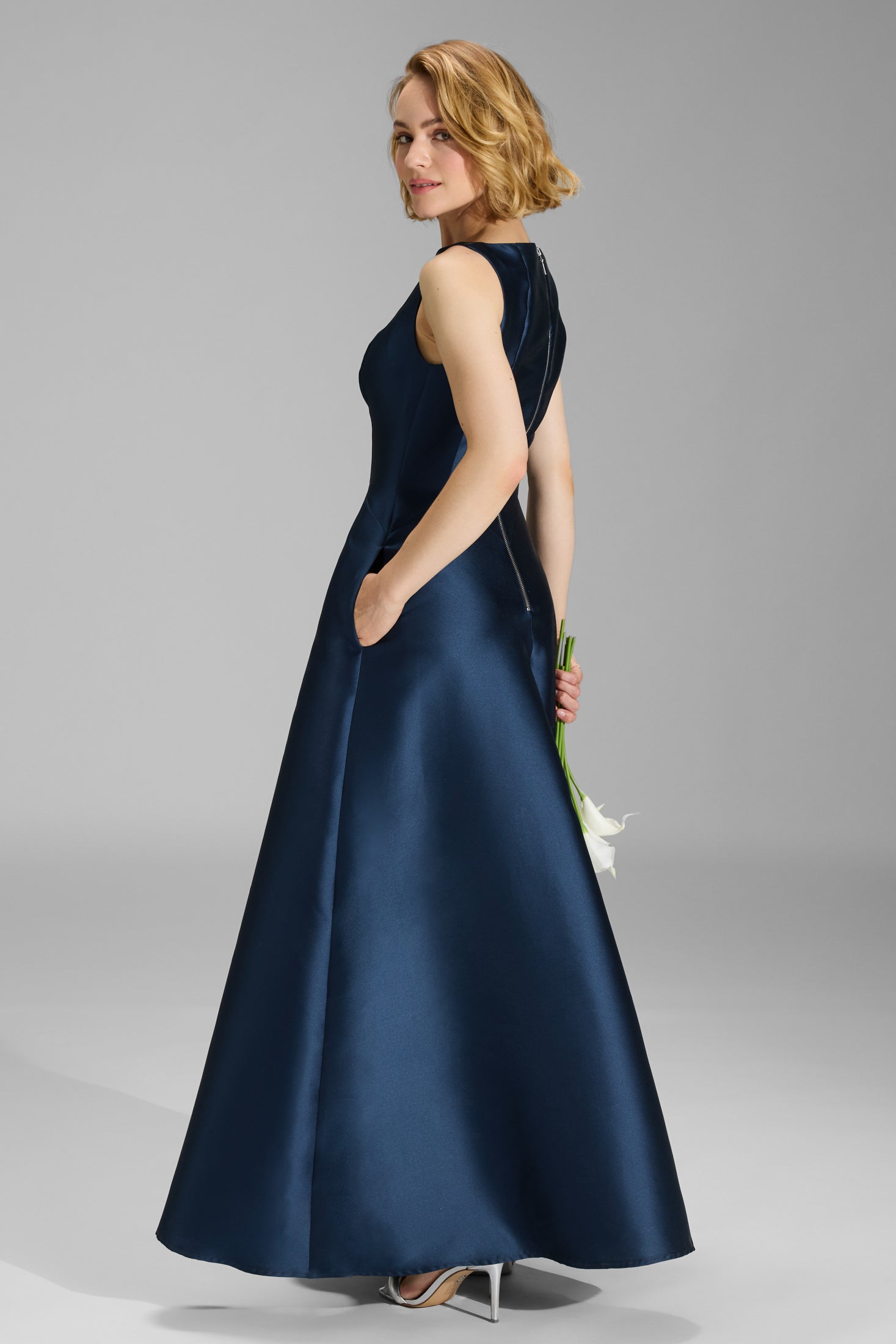 Robenartiges Abendkleid mit Eingrifftaschen