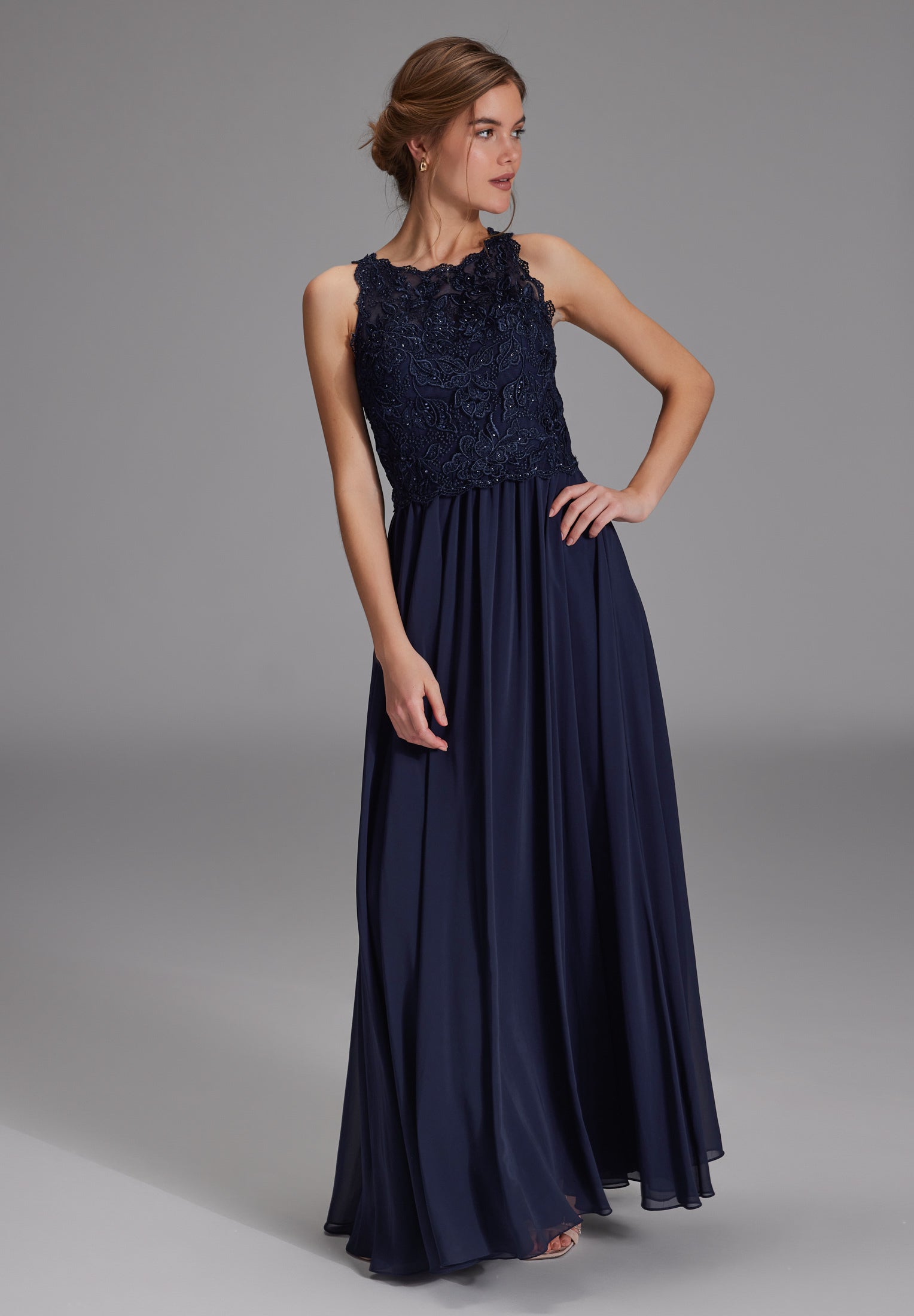 High-closed-Abendkleid mit floraler Spitze