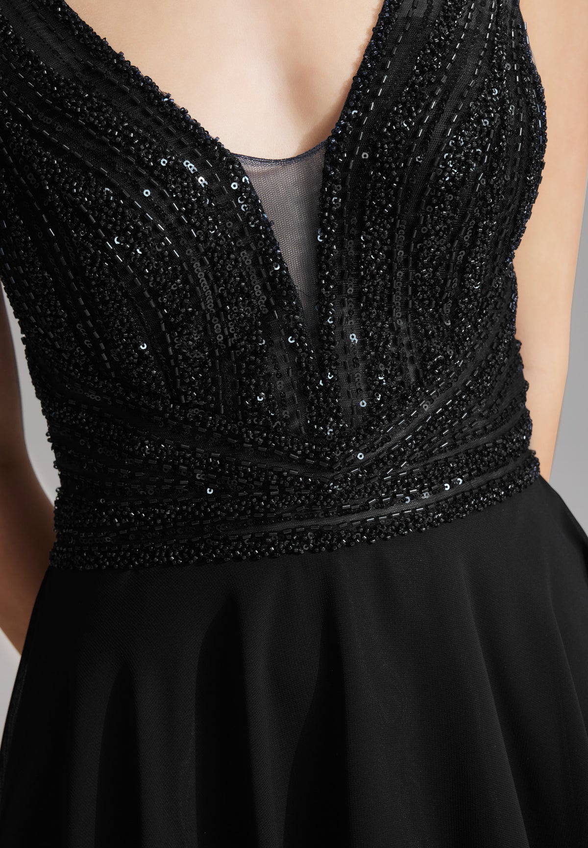 Cocktailkleid mit tonaler Stickerei