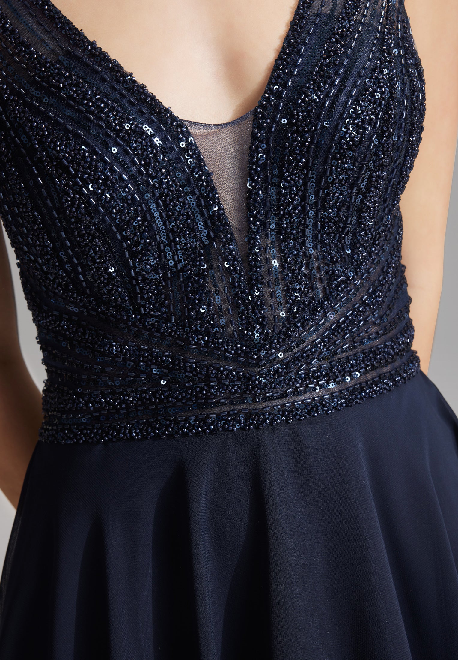 Cocktailkleid mit tonaler Stickerei