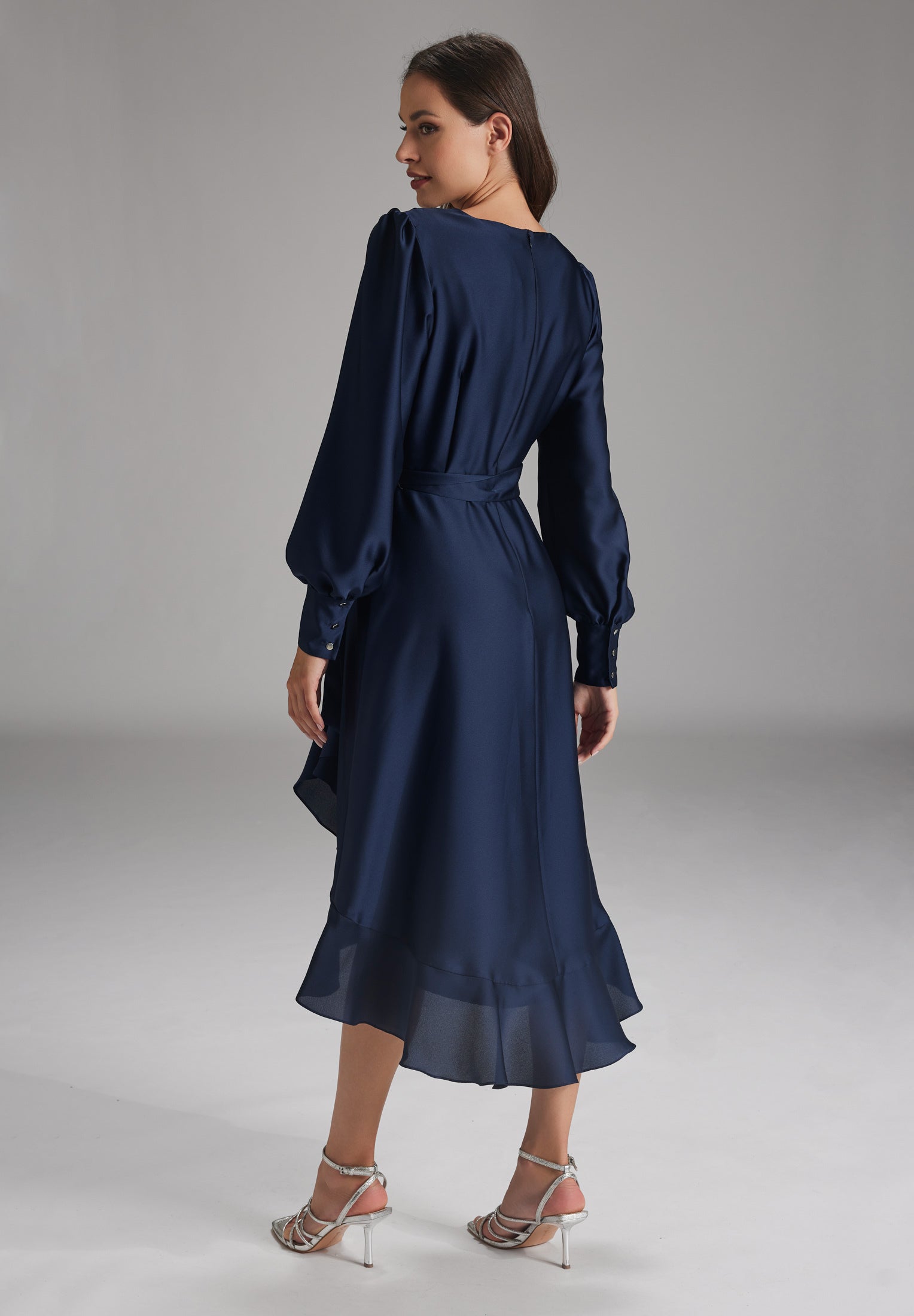 Vokuhila-Kleid mit blusigen Ärmeln