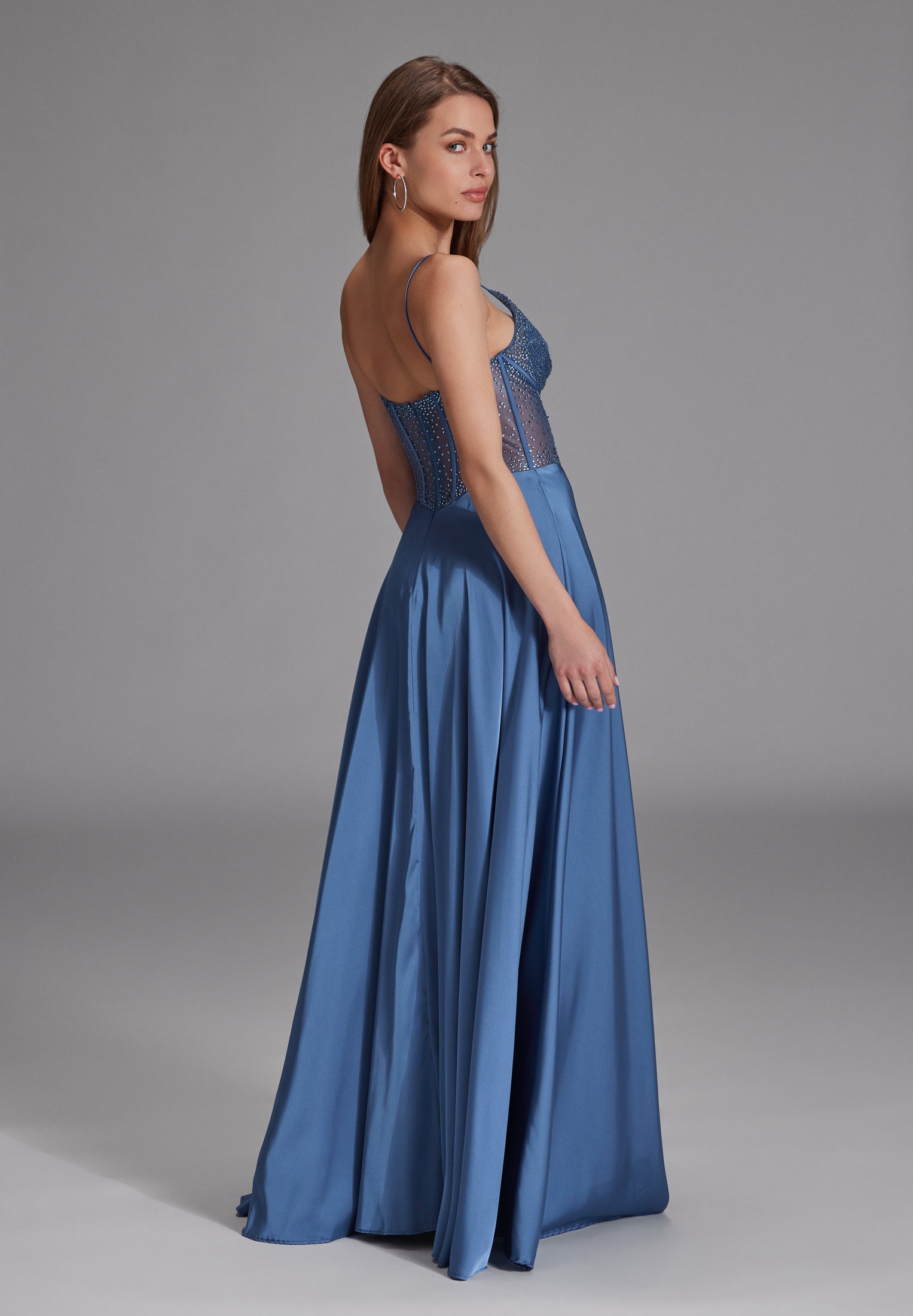 Abendkleid mit Corsagentop und feinen Ziersteinen