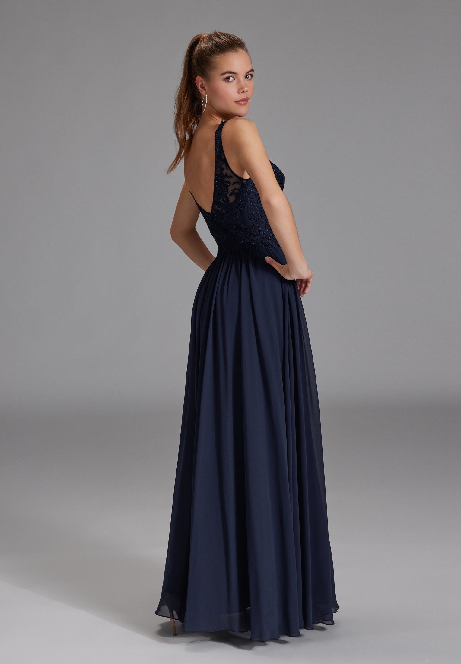 Chiffonkleid mit Spitzenstickerei