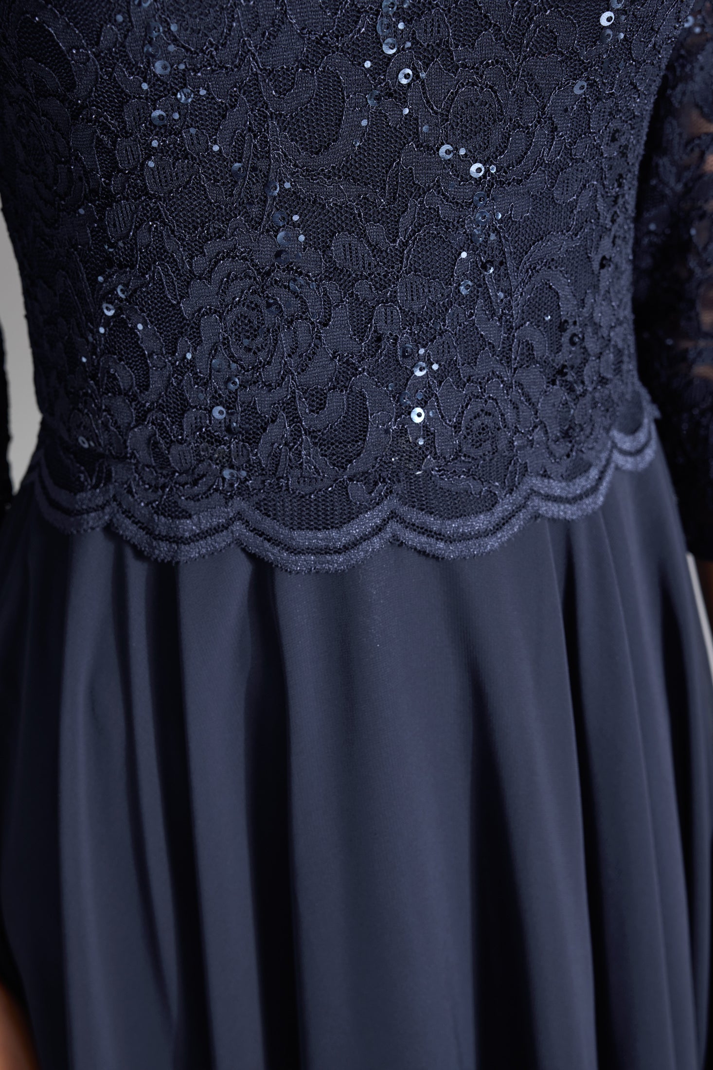 Midi Kleid mit paillettenbesetztem Spitzenoberteil