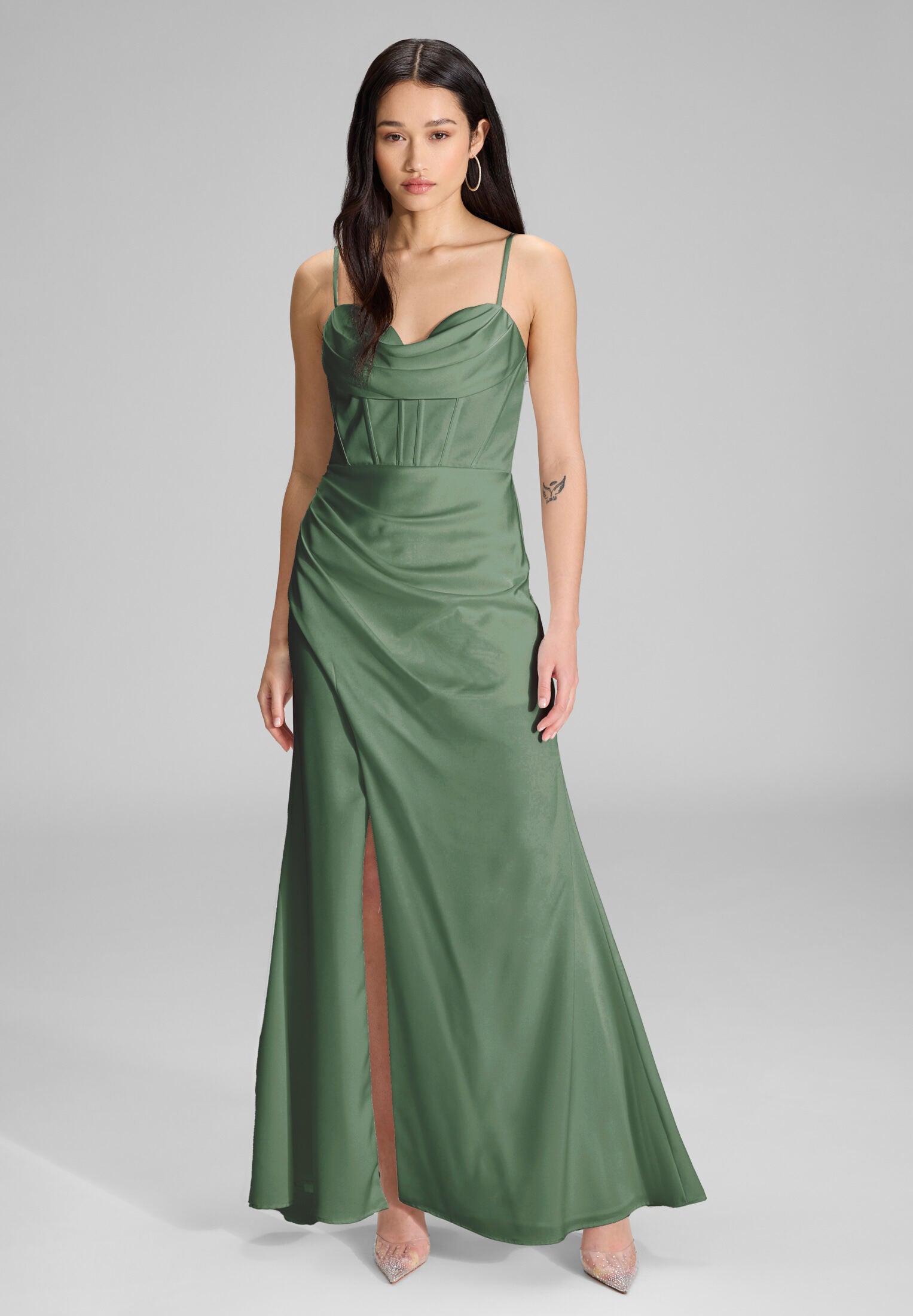 Satinkleid mit Drapierung und Beinschlitz leaf green