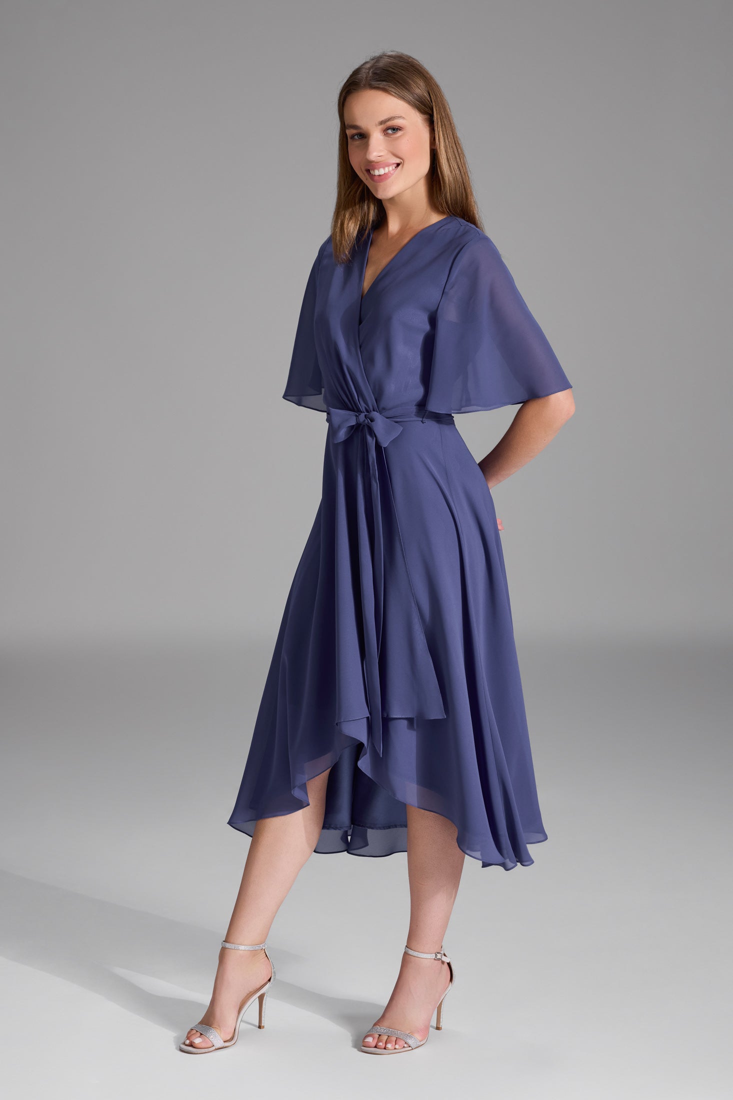 Chiffon Kleid in Wickel Optik mit Vokuhila Saum