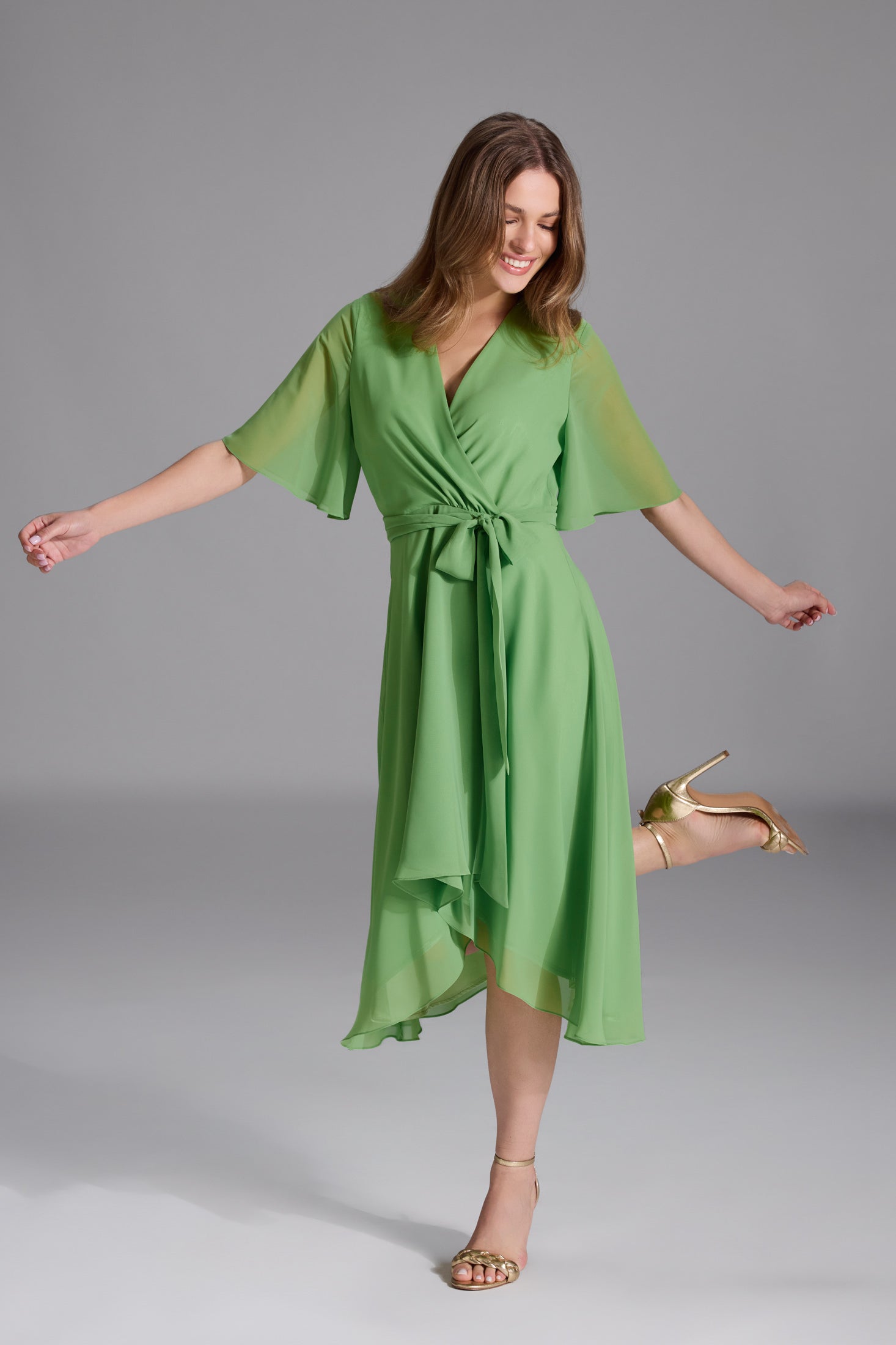 Chiffon Kleid in Wickel Optik mit Vokuhila Saum