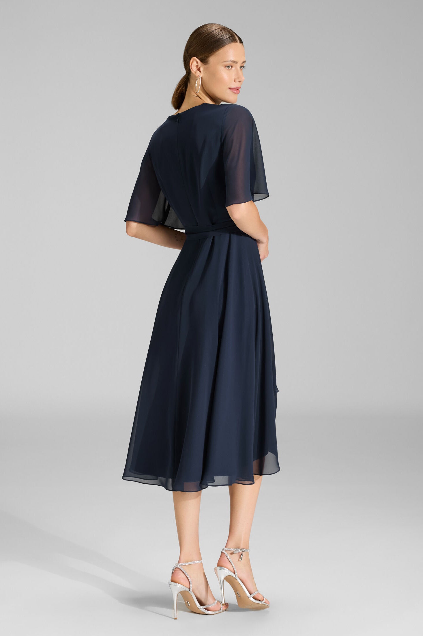 Chiffon Kleid in Wickel Optik mit Vokuhila Saum