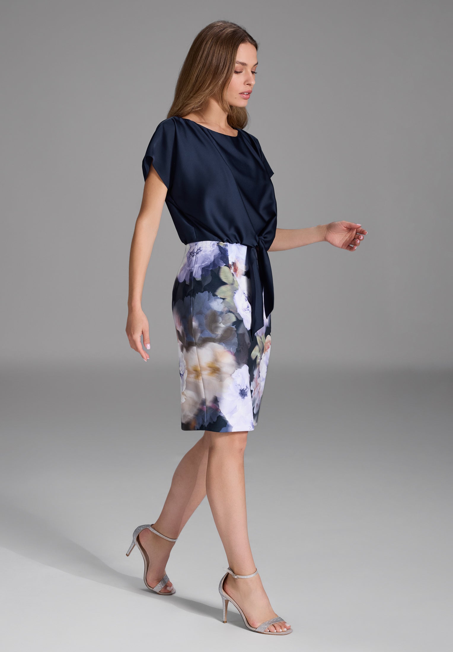 Etuikleid aus floral bedrucktem Scuba und Satin