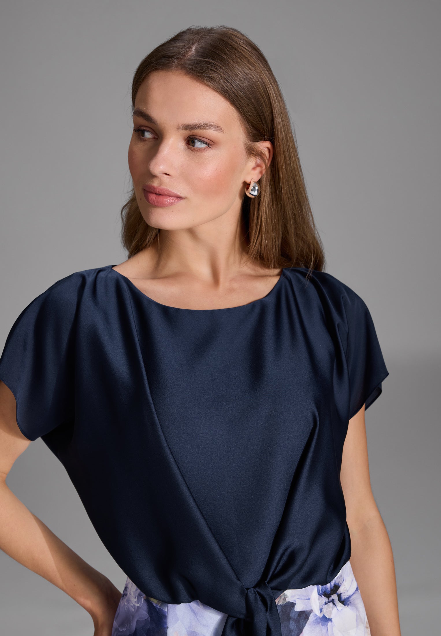 Etuikleid aus floral bedrucktem Scuba und Satin