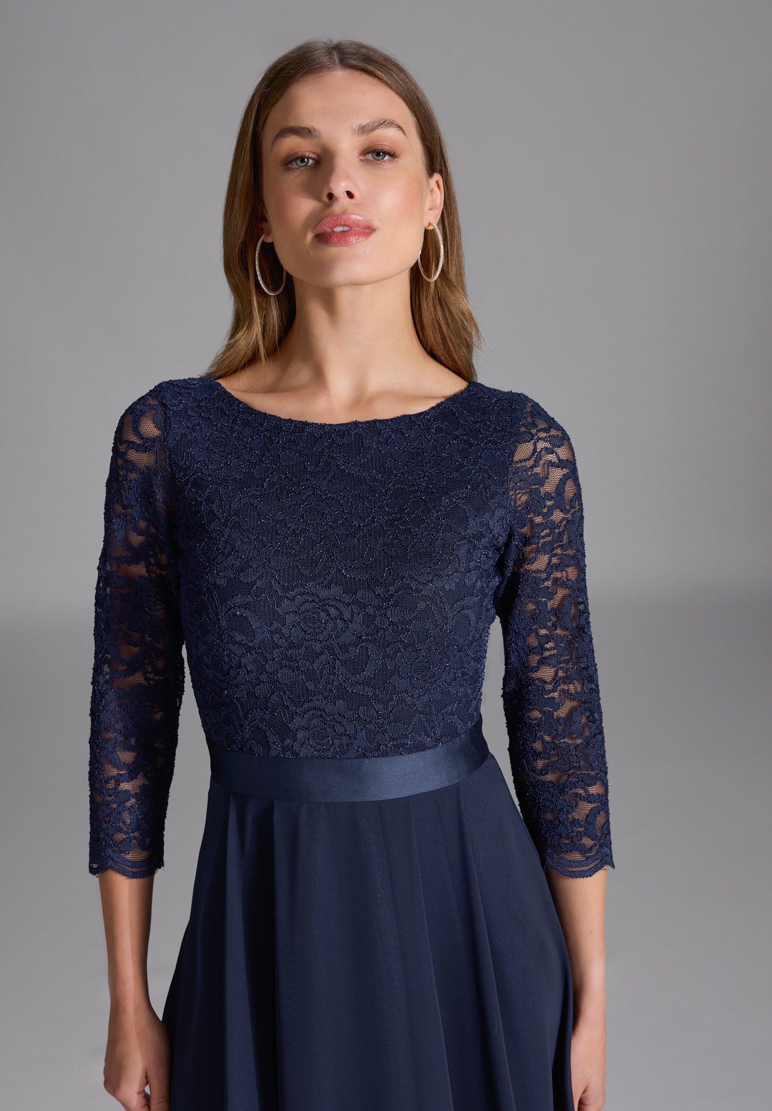 Abendkleid aus Spitze und Chiffon mit ¾ Arm