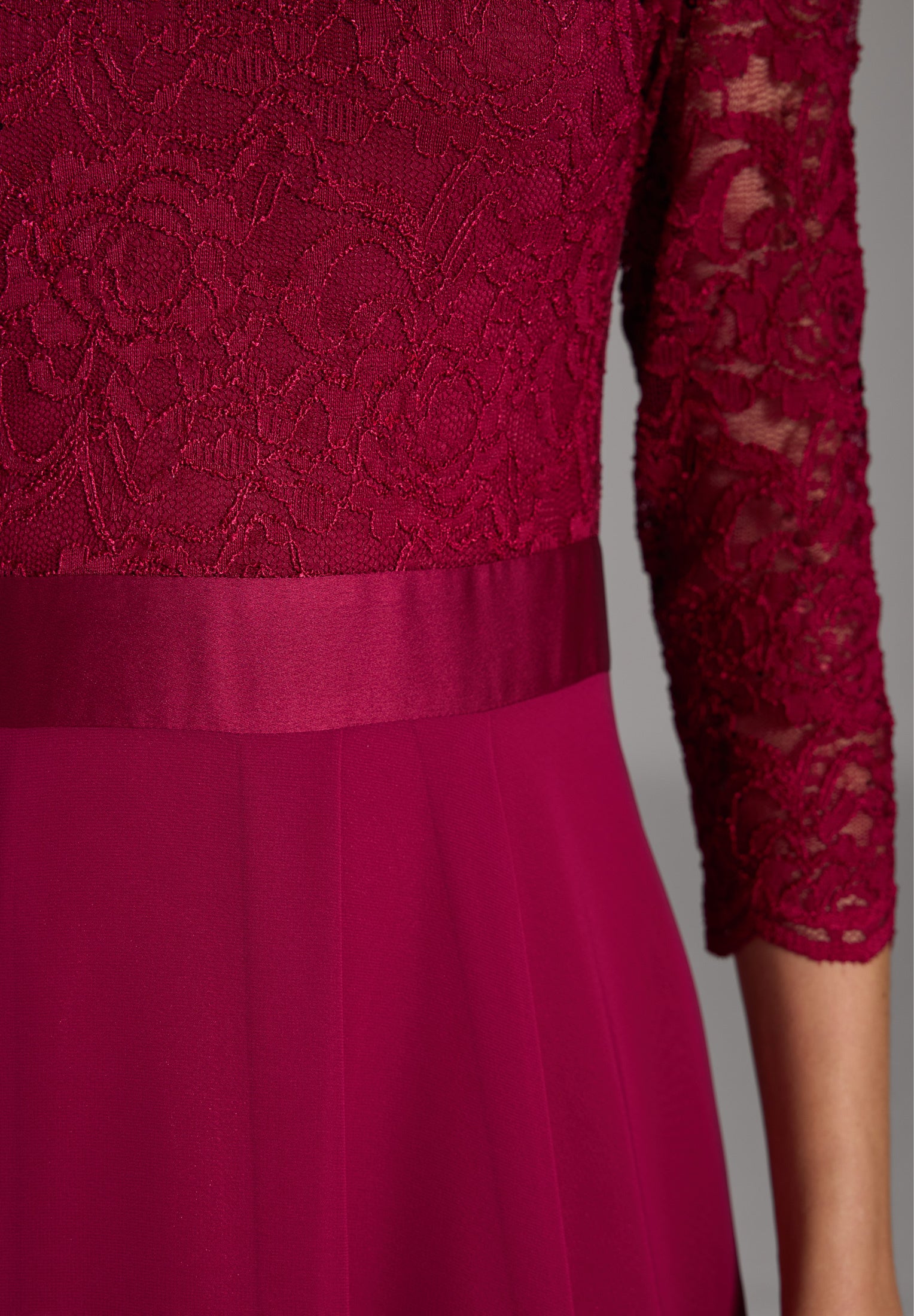 Abendkleid aus Spitze und Chiffon mit ¾ Arm