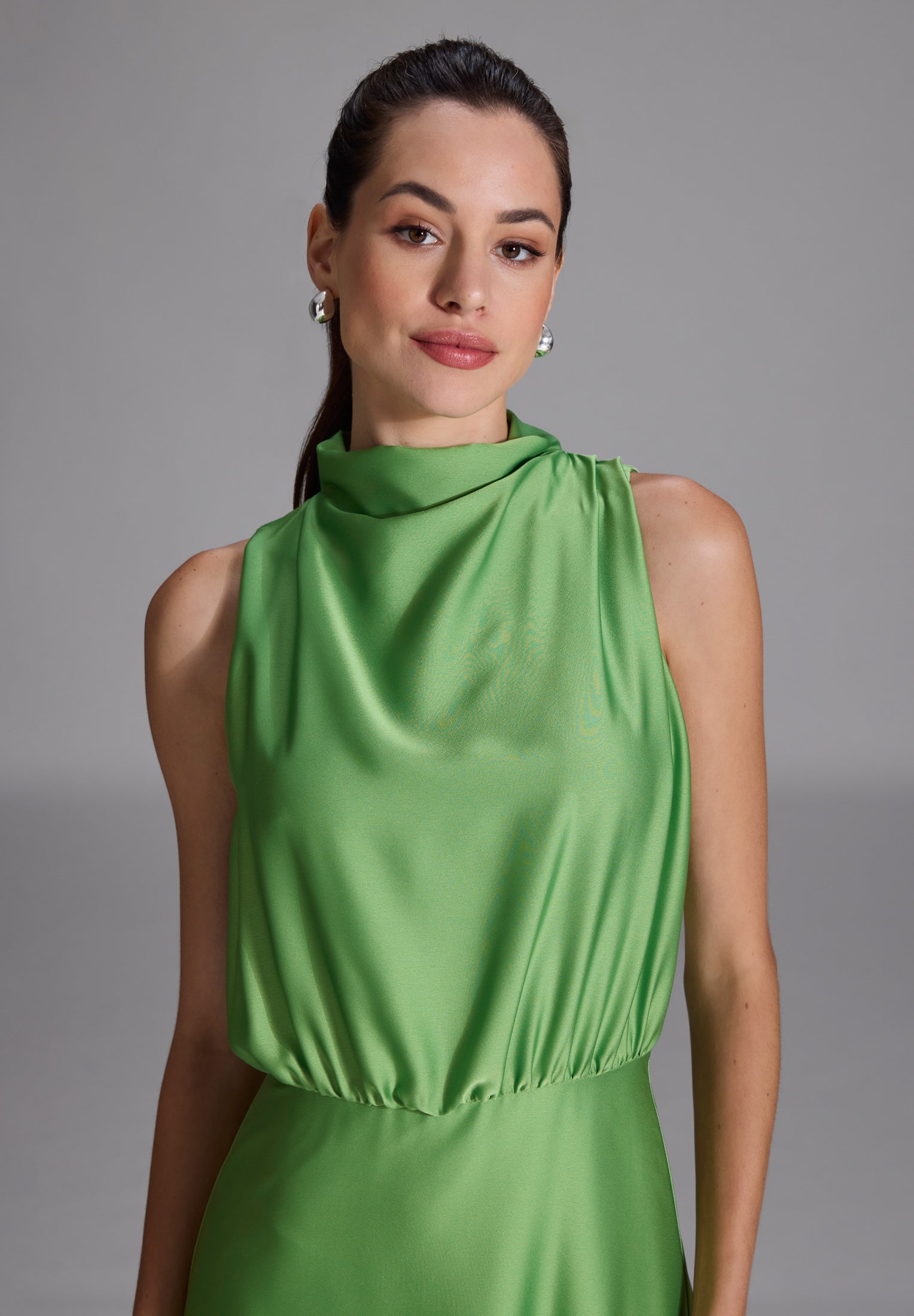 Midi Kleid aus nachhaltigem Satin mit Drapierung am Kragen