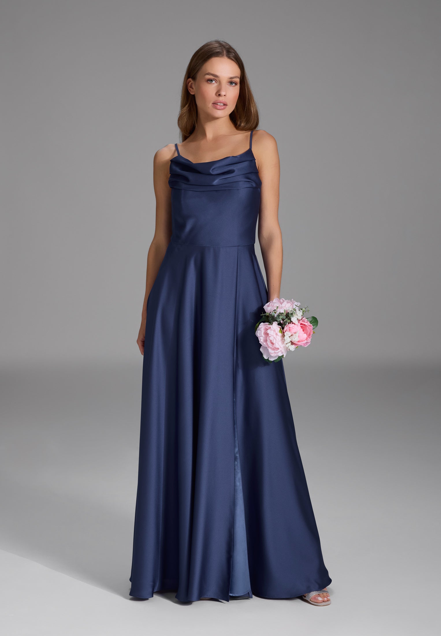 Abendkleid aus nachhaltigem Satin mit Wasserfall-Ausschnitt und Beinschlitz future blue