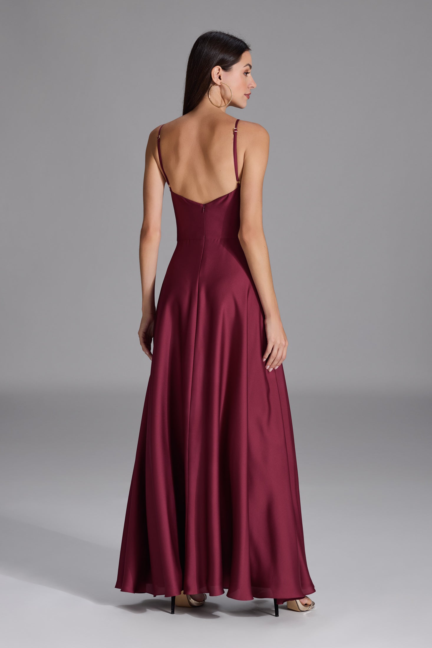 Abendkleid aus nachhaltigem Satin mit Wasserfall-Ausschnitt und Beinschlitz