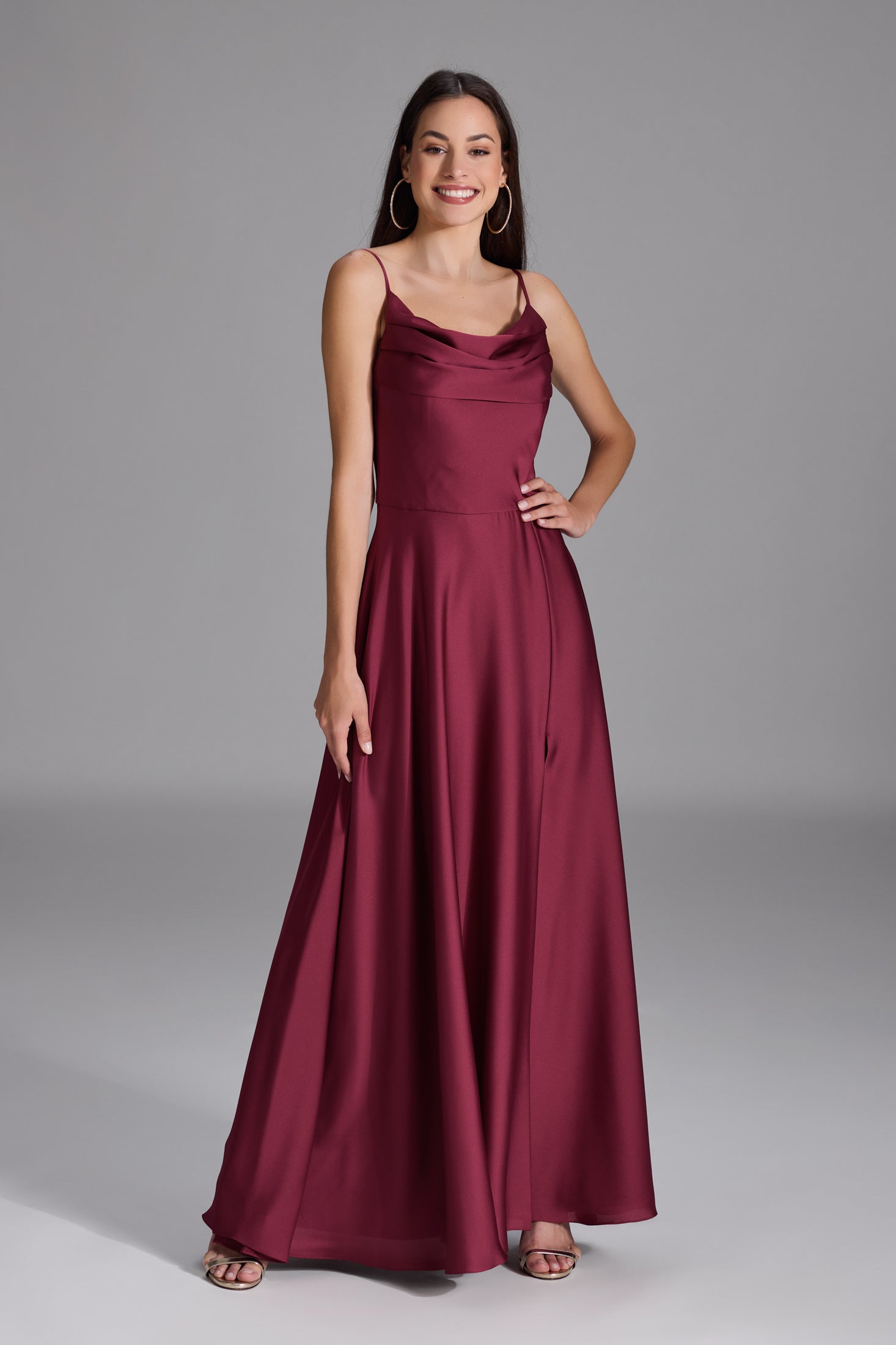 Abendkleid aus nachhaltigem Satin mit Wasserfall-Ausschnitt und Beinschlitz
