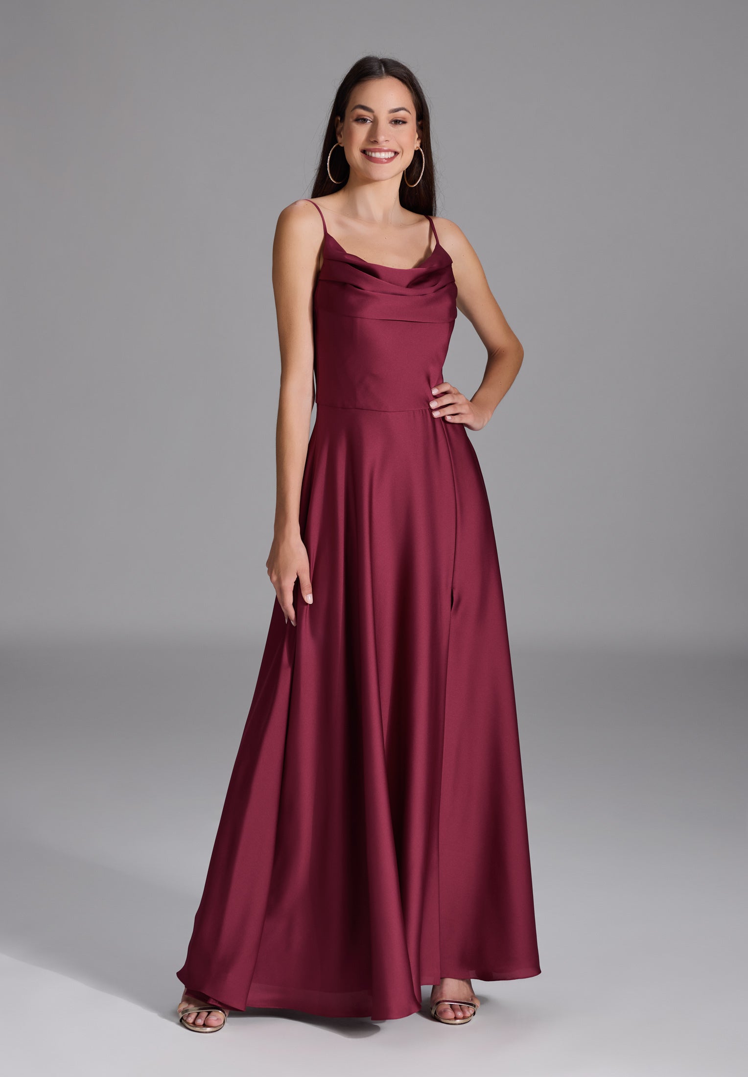 Abendkleid aus nachhaltigem Satin mit Wasserfall-Ausschnitt und Beinschlitz