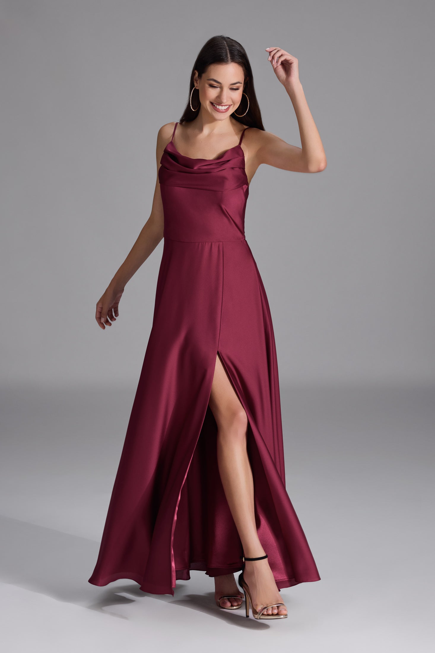 Abendkleid aus nachhaltigem Satin mit Wasserfall-Ausschnitt und Beinschlitz