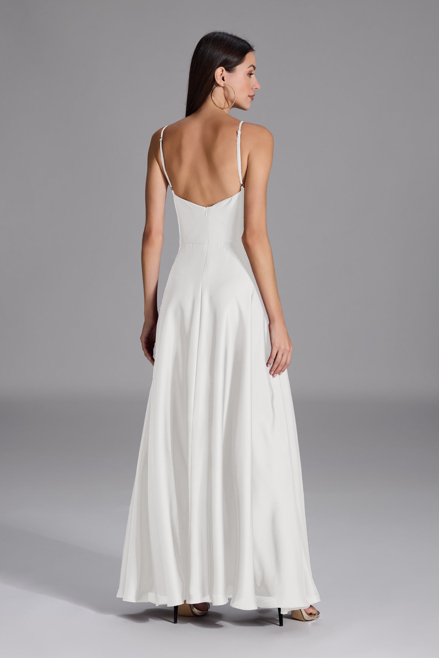 Abendkleid aus nachhaltigem Satin mit Wasserfall-Ausschnitt und Beinschlitz