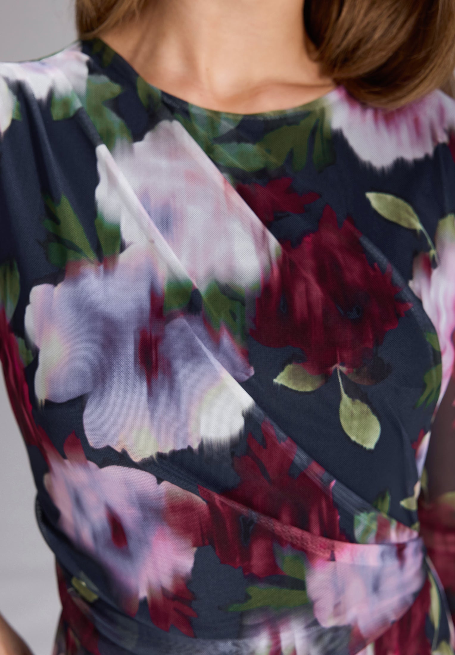 Midi Kleid aus bedrucktem Mesh mit Drapierung im Oberteil