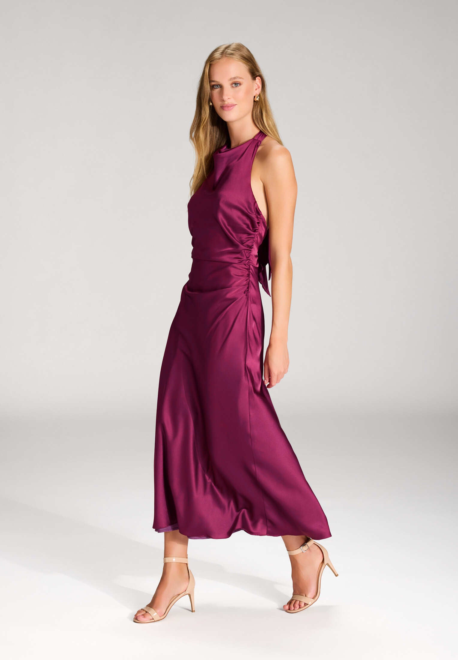 Midikleid aus Satin mit Rückenausschnitt