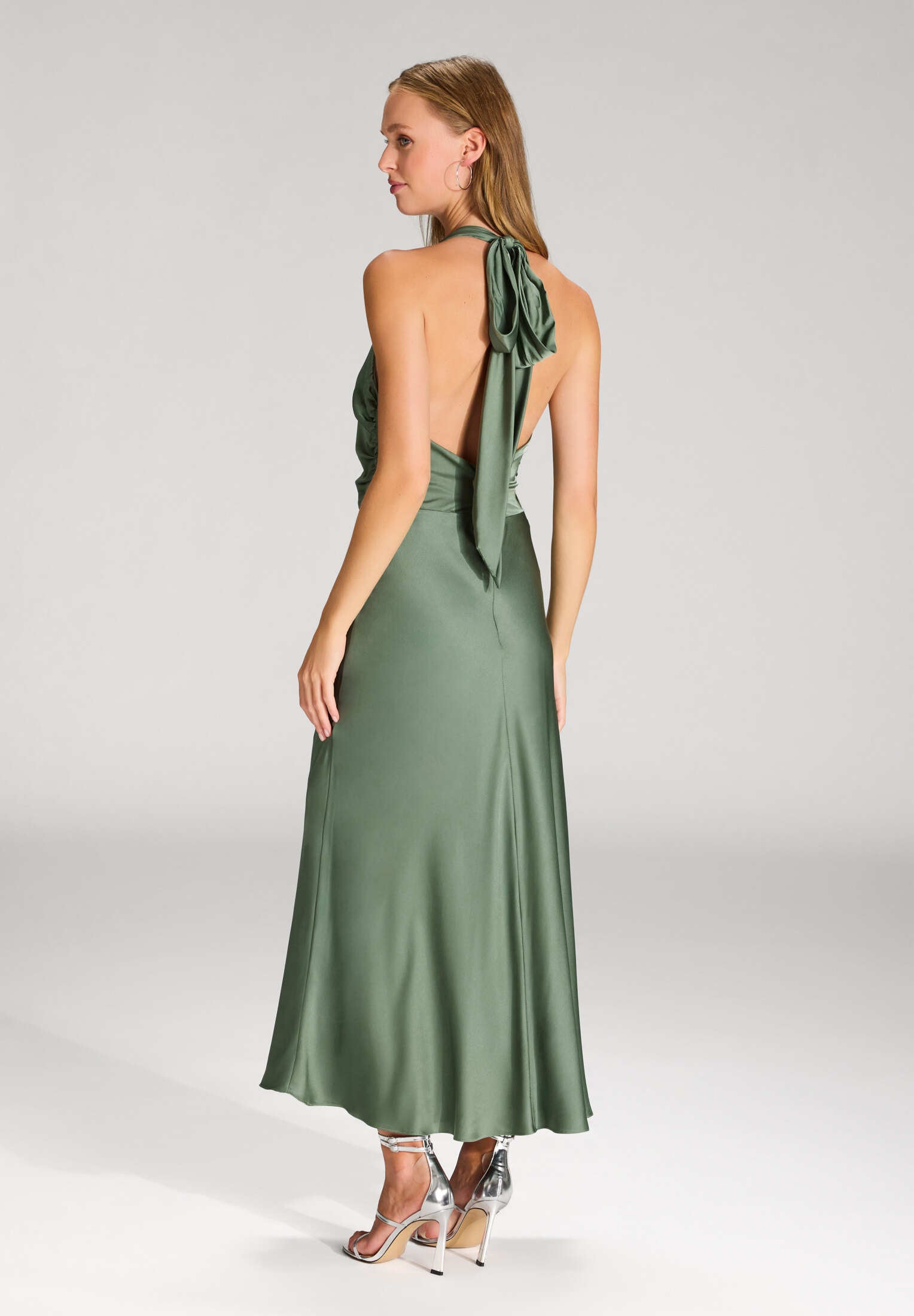Midikleid aus Satin mit Rückenausschnitt